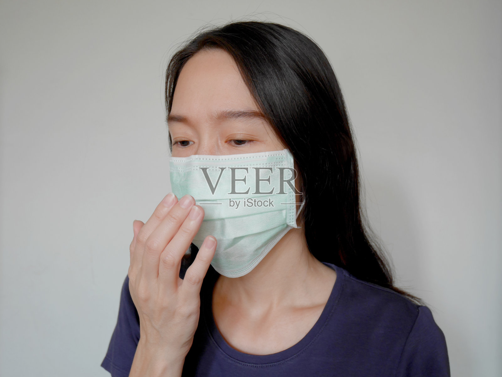 戴着口罩的亚洲女人照片摄影图片