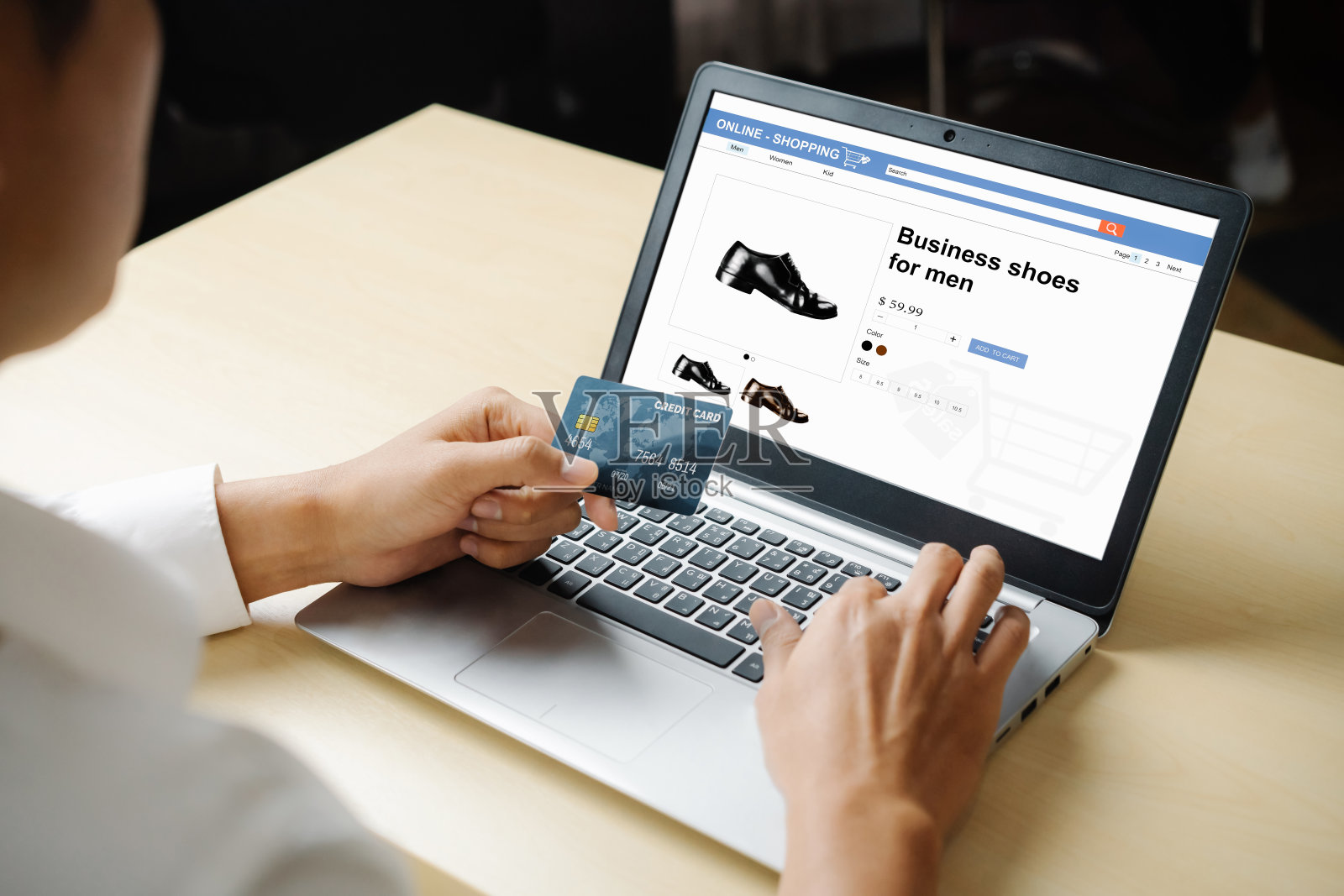 年轻人用信用卡在网上购物照片摄影图片