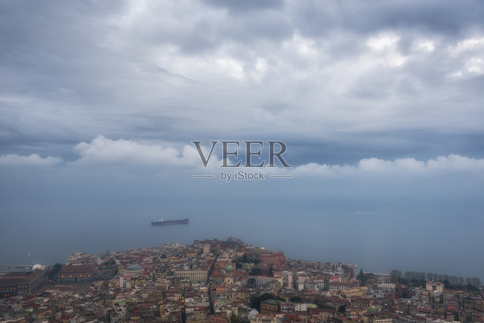 意大利那不勒斯湾那不勒斯市附近的货船照片摄影图片