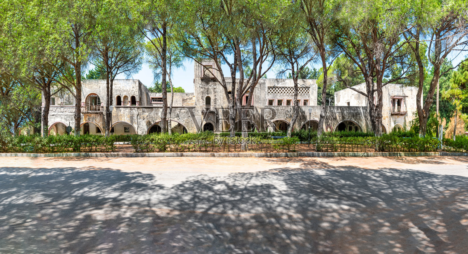 意大利Eleousa村疗养院的废弃建筑(罗兹,希腊)照片摄影图片