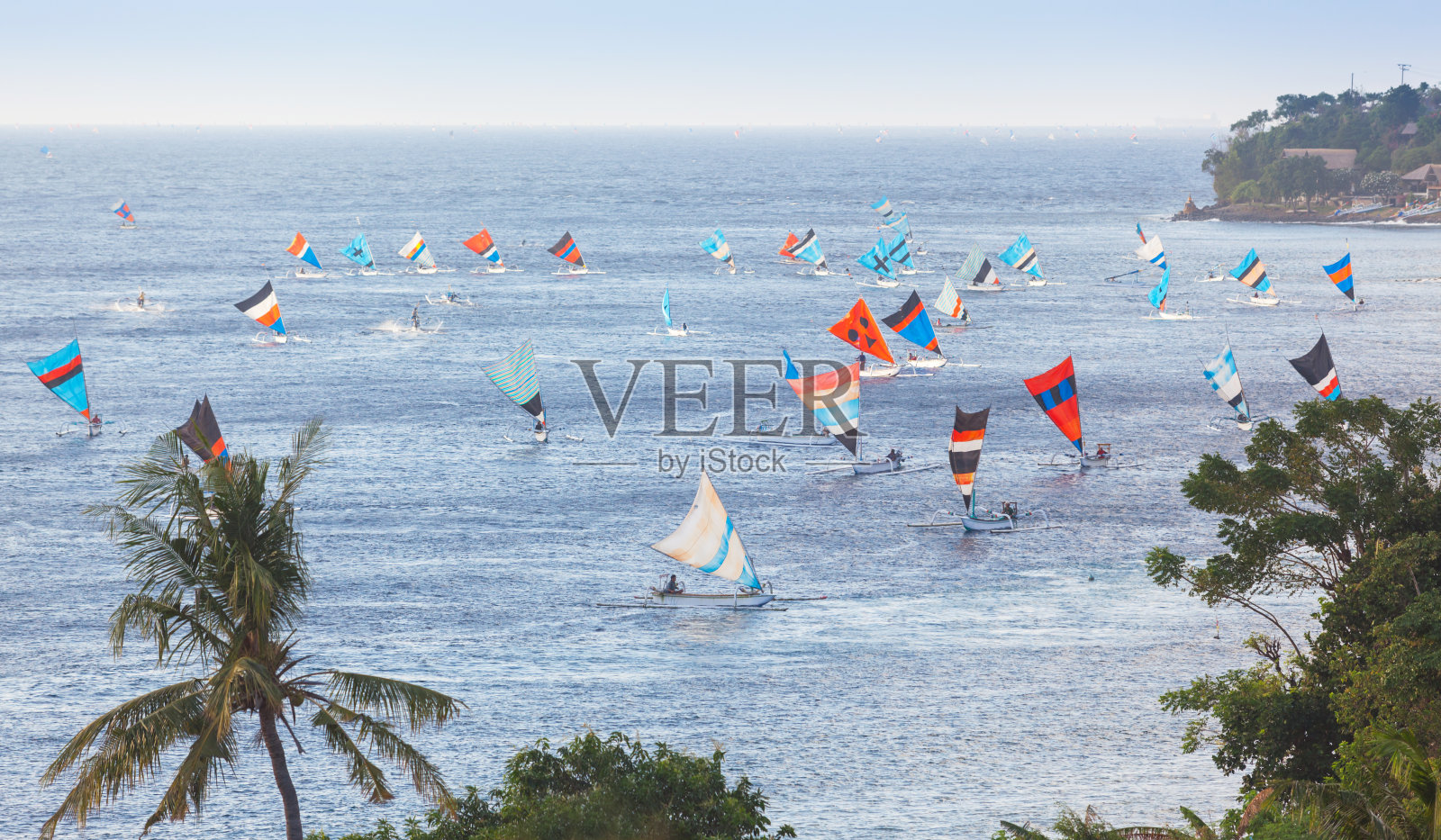 巴厘岛航行的Jukung船照片摄影图片