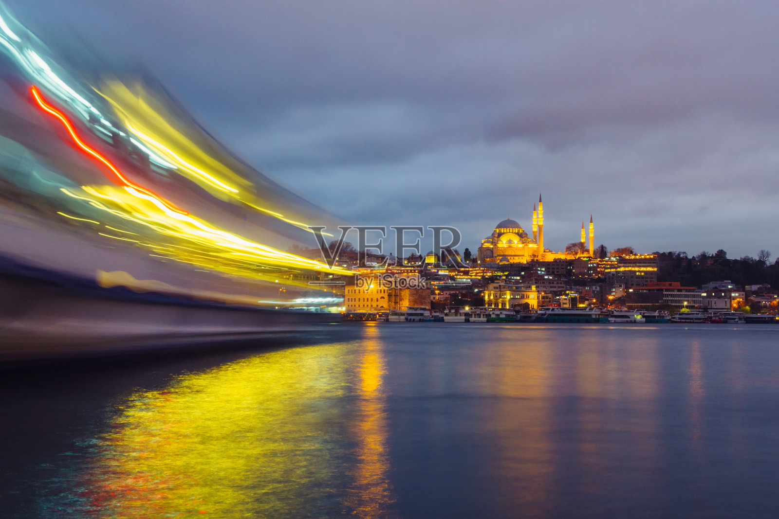 土耳其伊斯坦布尔金角湾的苏莱曼尼耶清真寺和渡轮照片摄影图片