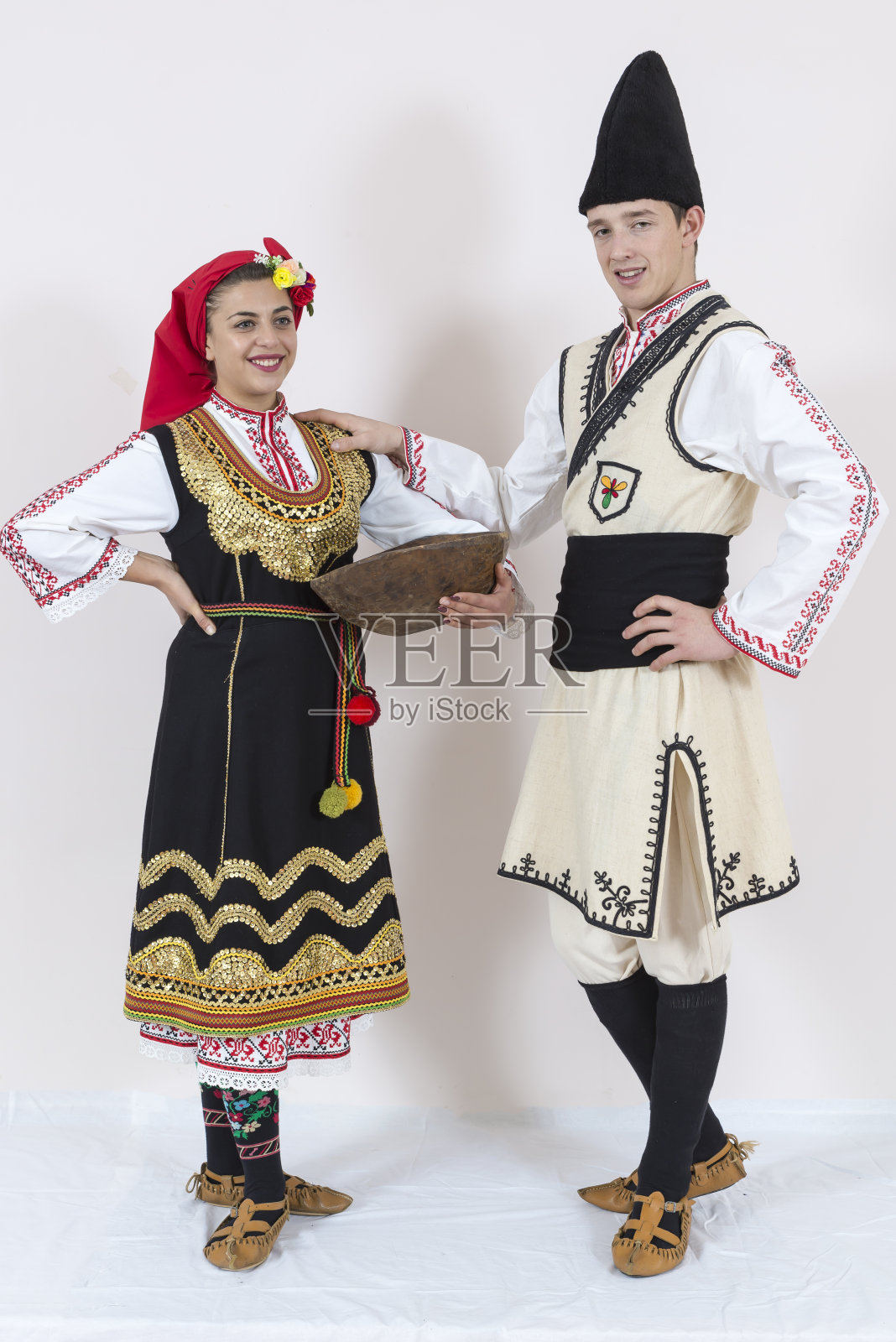 身着传统服装的漂亮年轻情侣照片摄影图片