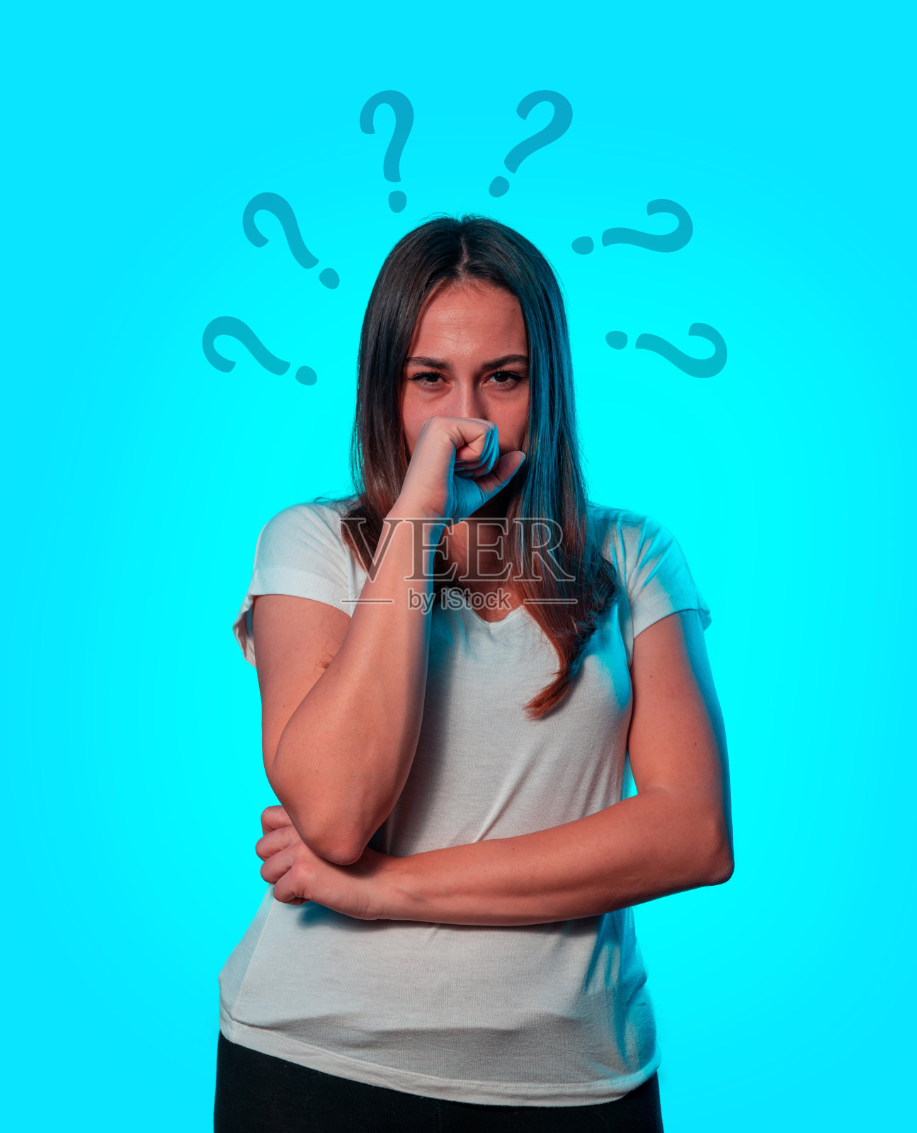 有疑问的年轻女人照片摄影图片