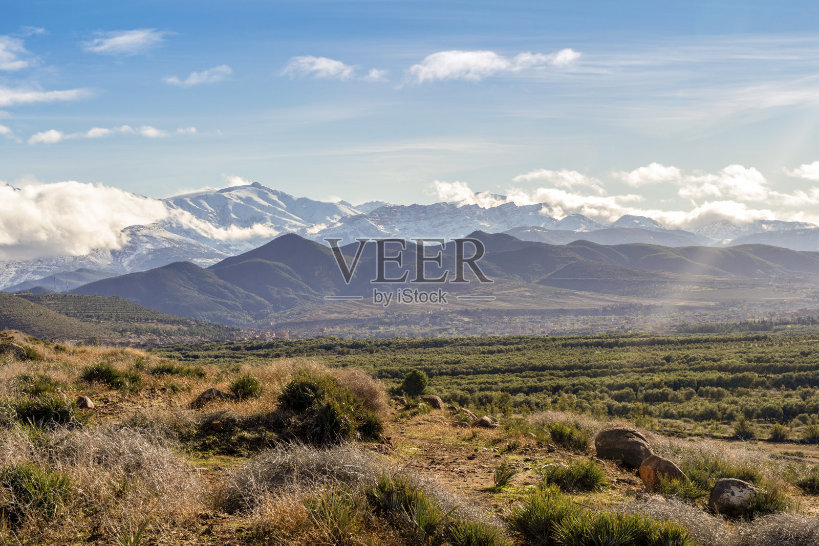 美丽的乌里卡山谷与高阿特拉斯山脉的背景照片摄影图片