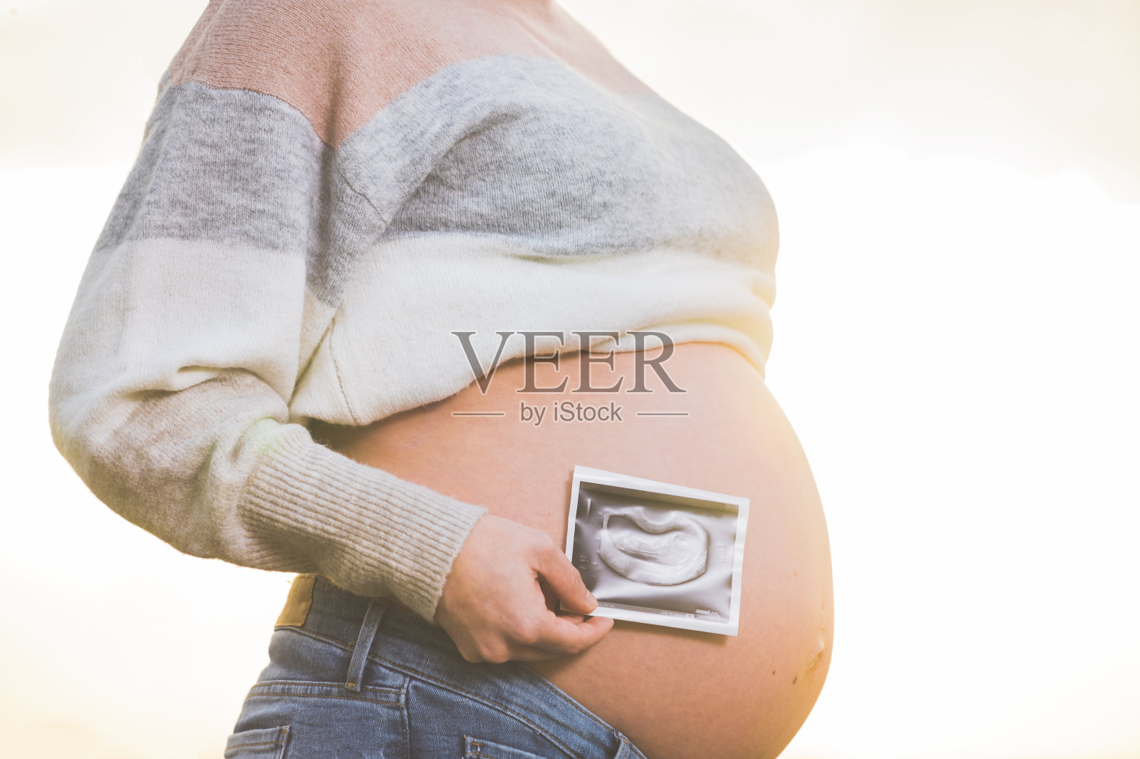 孕妇户外手持婴儿B超照片照片摄影图片