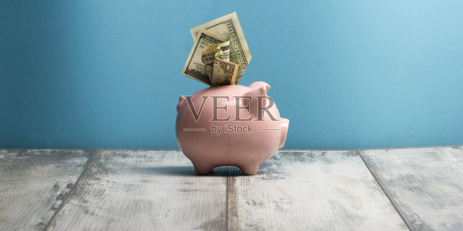 存钱罐和一元现金。商业、金融、投资、储蓄和腐败观念。照片摄影图片