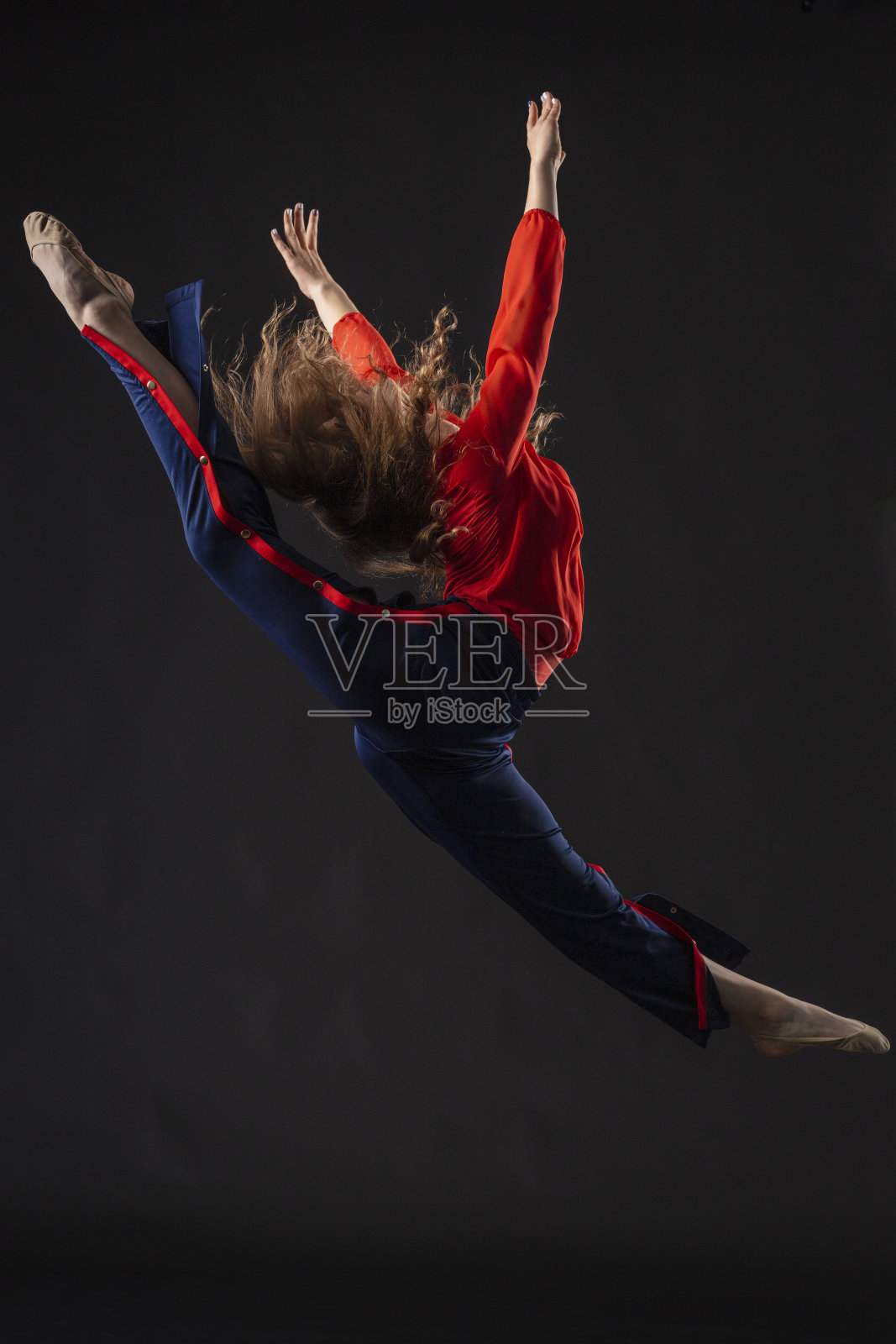 进行体操运动的韵律体操运动员照片摄影图片