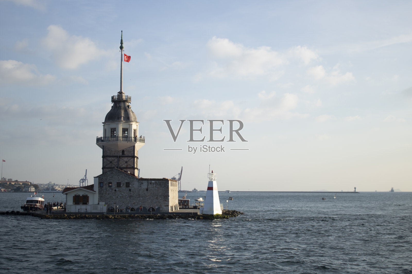 少女塔被近距离拍摄。在渡轮上拍摄的照片。照片摄影图片