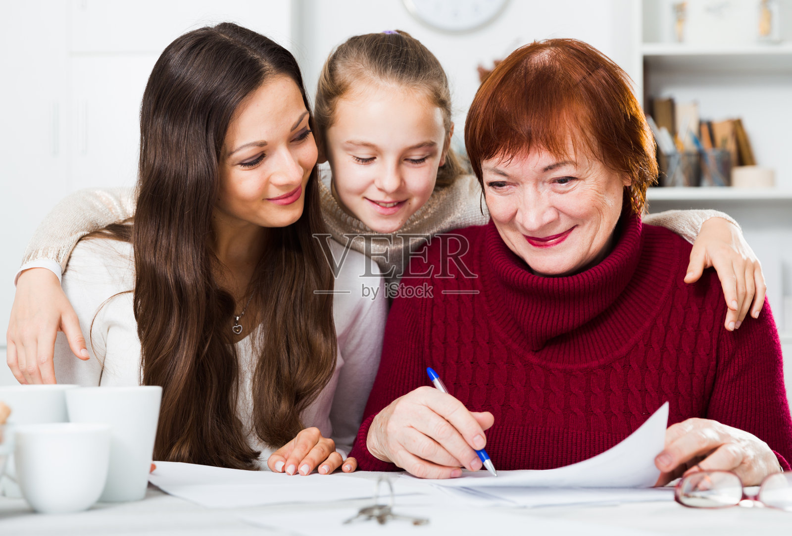 幸福家庭在家处理文件照片摄影图片