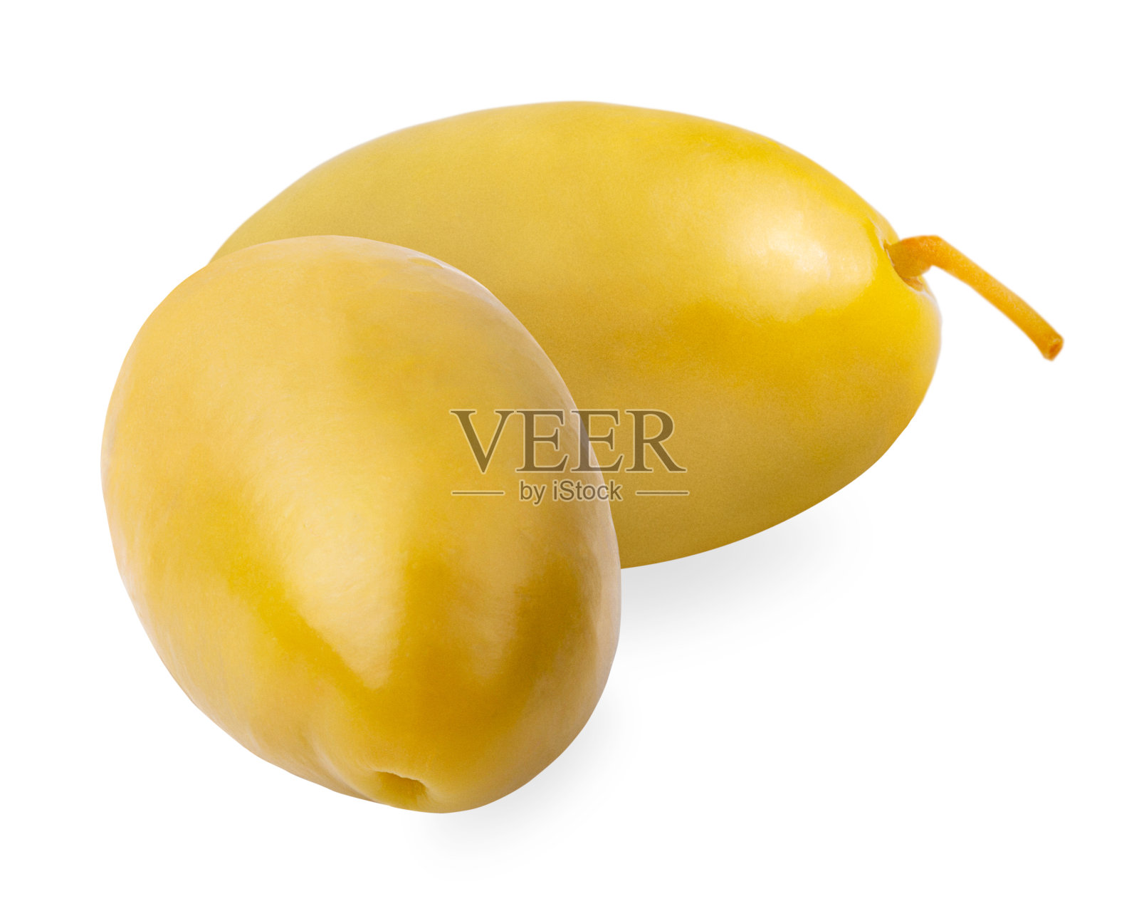 两颗绿色的腌橄榄孤立在白色的背景上照片摄影图片