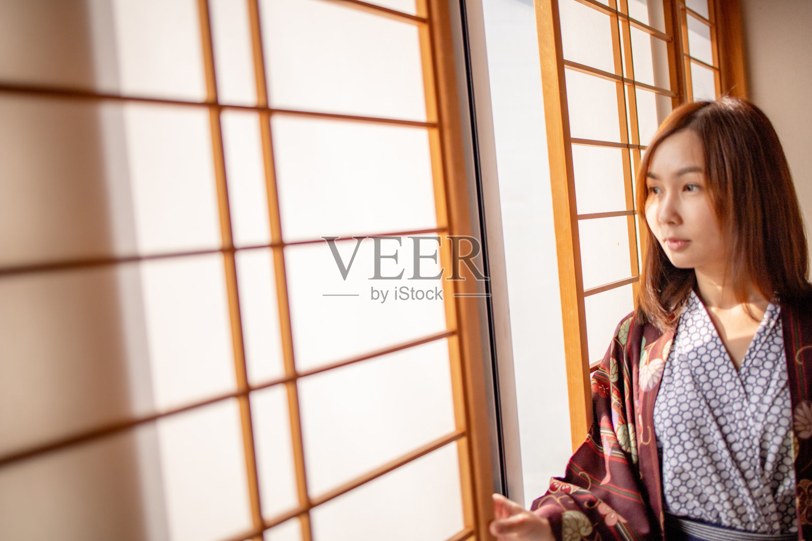 穿着日式传统浴衣的亚洲女孩照片摄影图片