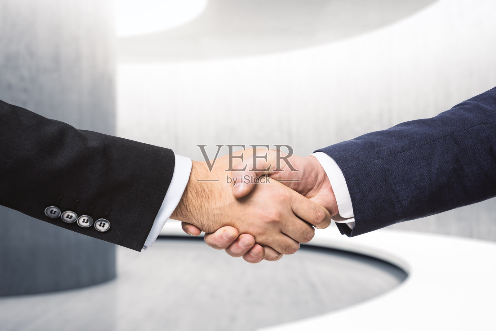 两位商人在走廊里握手,内幕概念,特写照片摄影图片