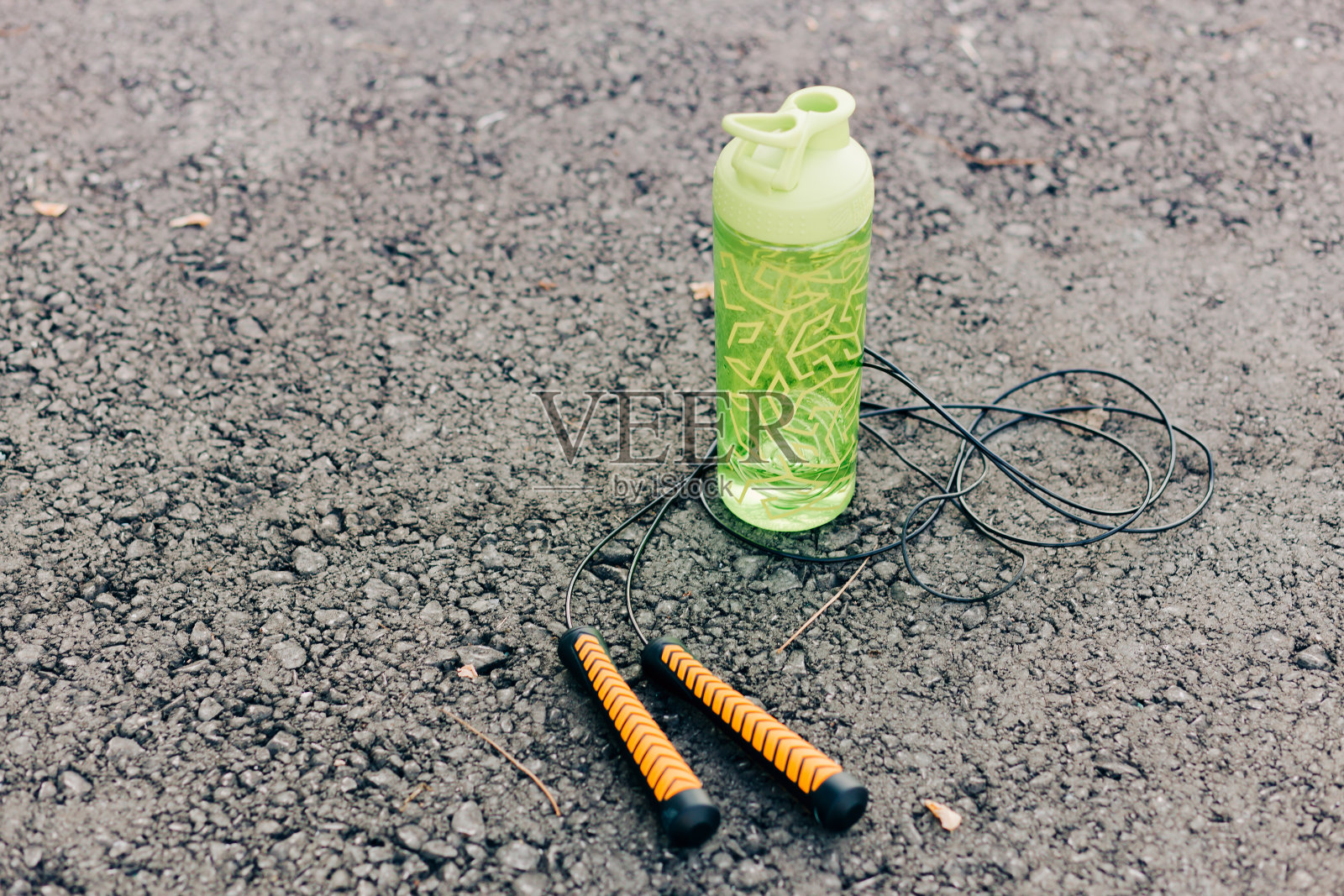 绿色运动水壶和运动跳绳照片摄影图片