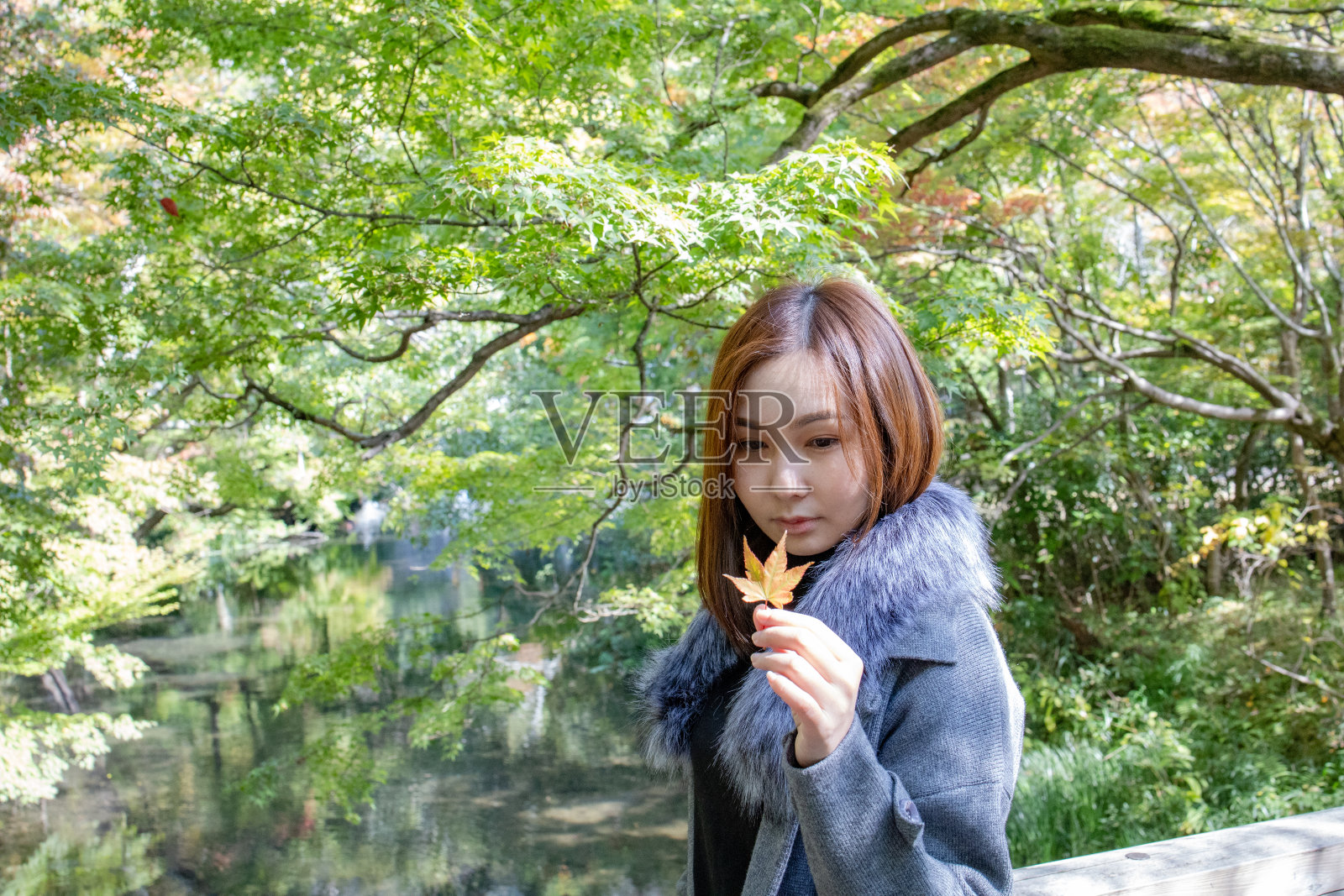 穿着复古服装站立的可爱女孩照片摄影图片