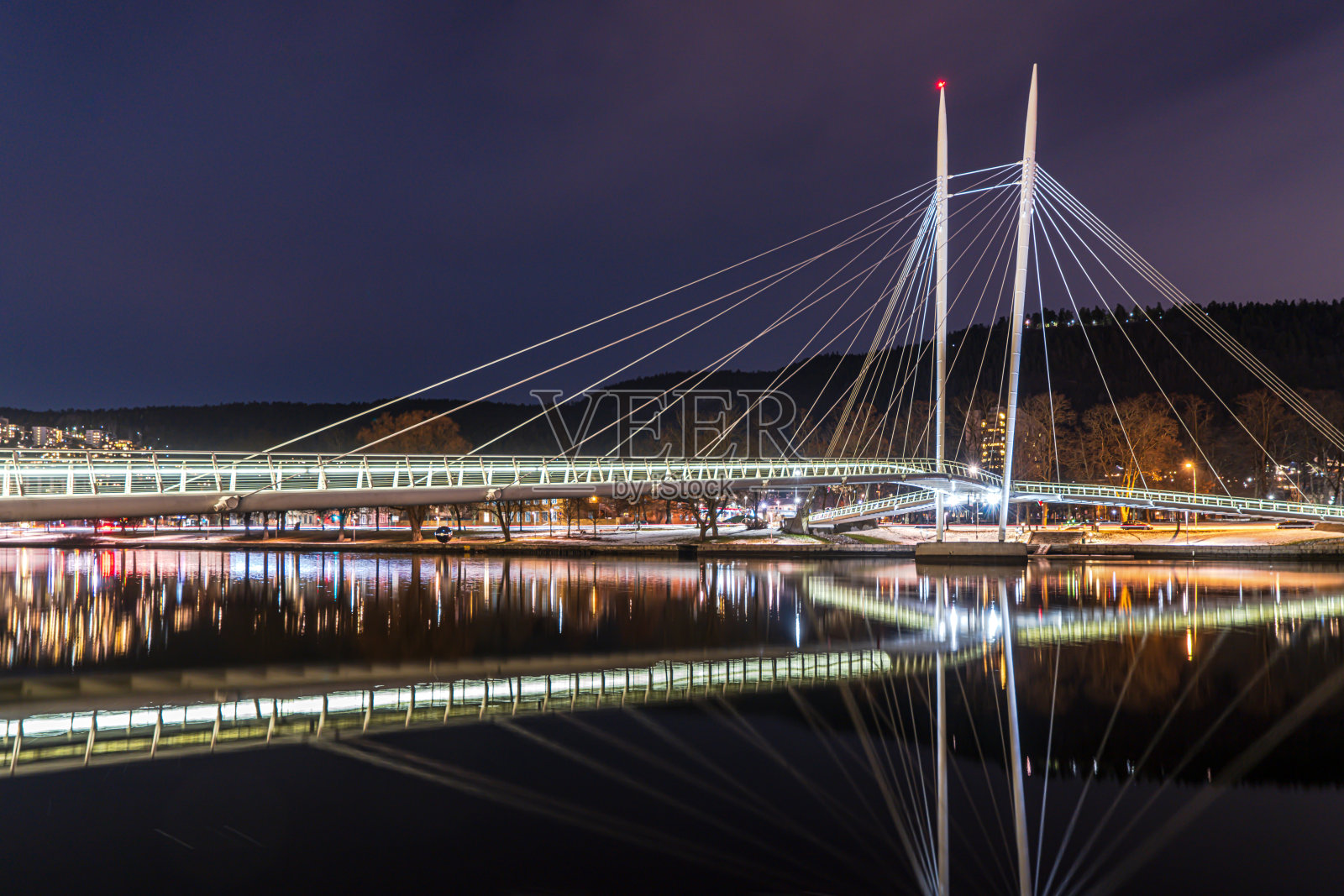 德拉门德拉门塞尔瓦河上的步行桥照片摄影图片