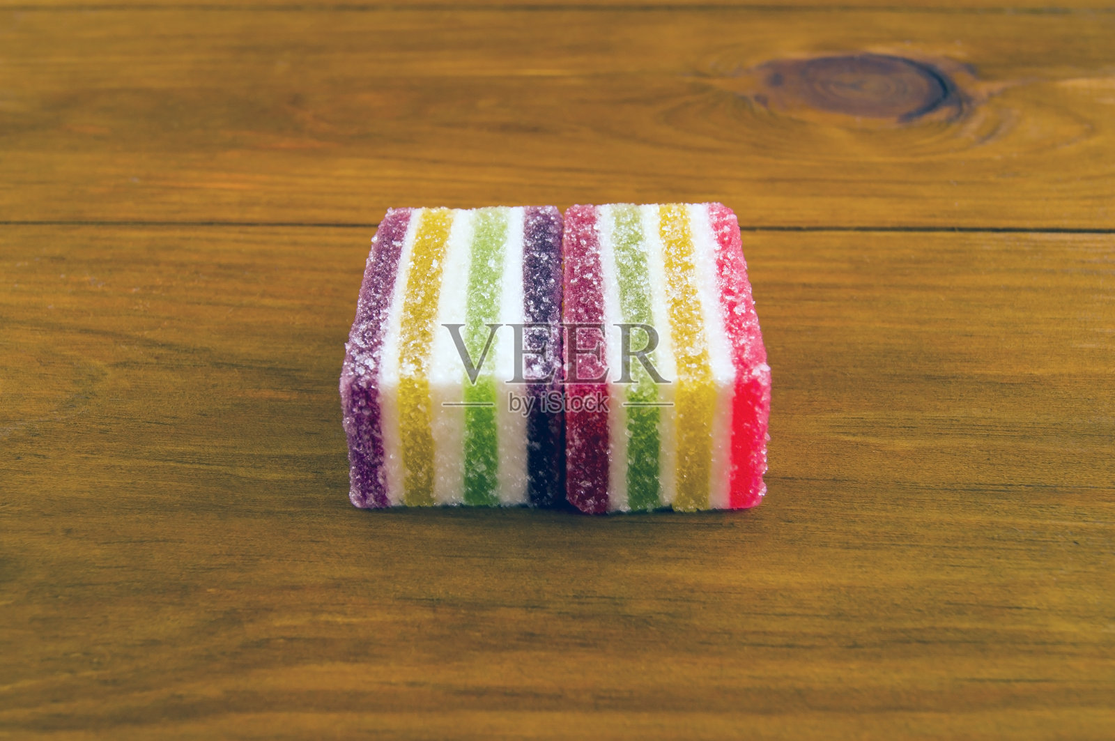 彩色的橘子酱块在木制的背景上照片摄影图片