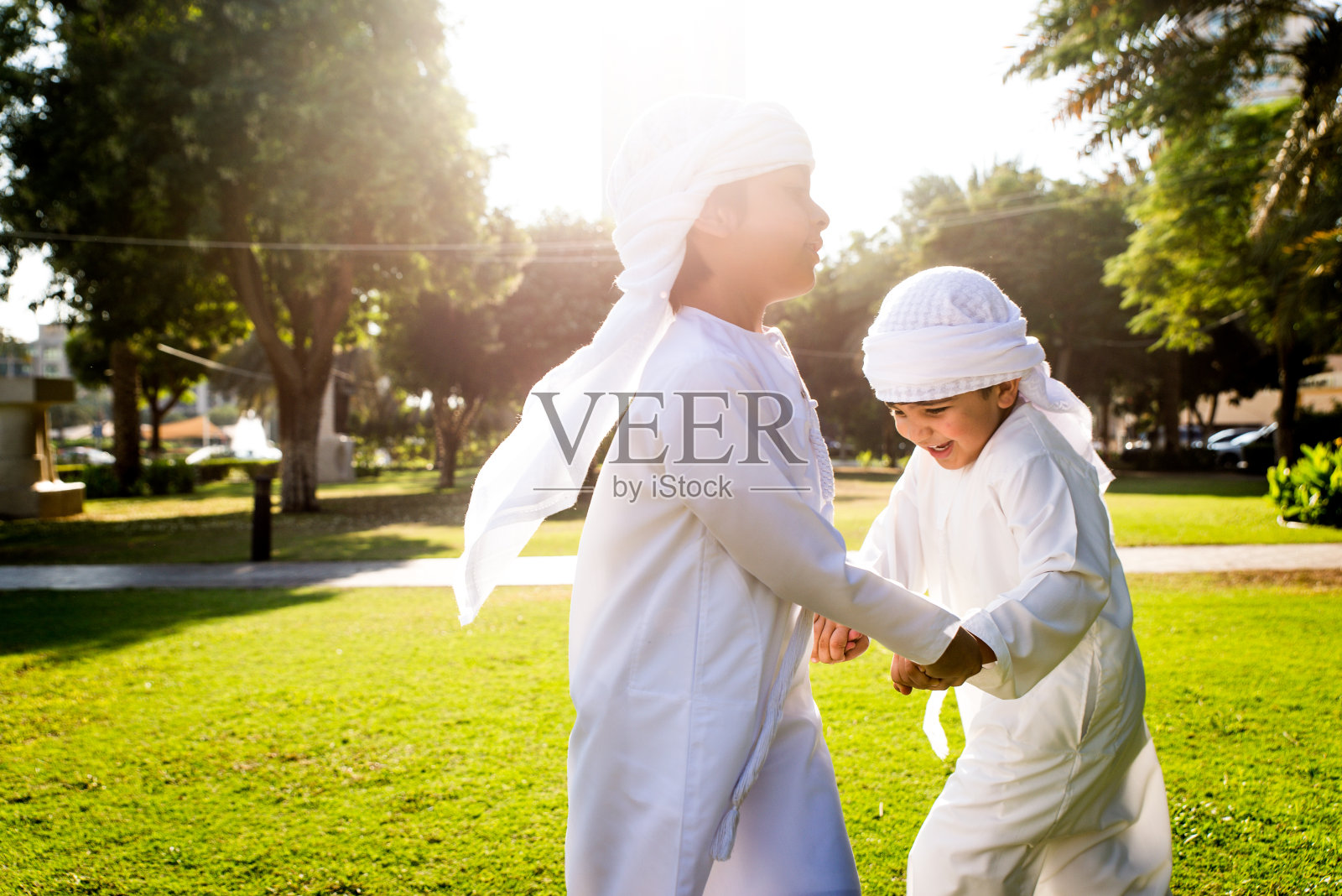 一群在迪拜的中东孩子照片摄影图片