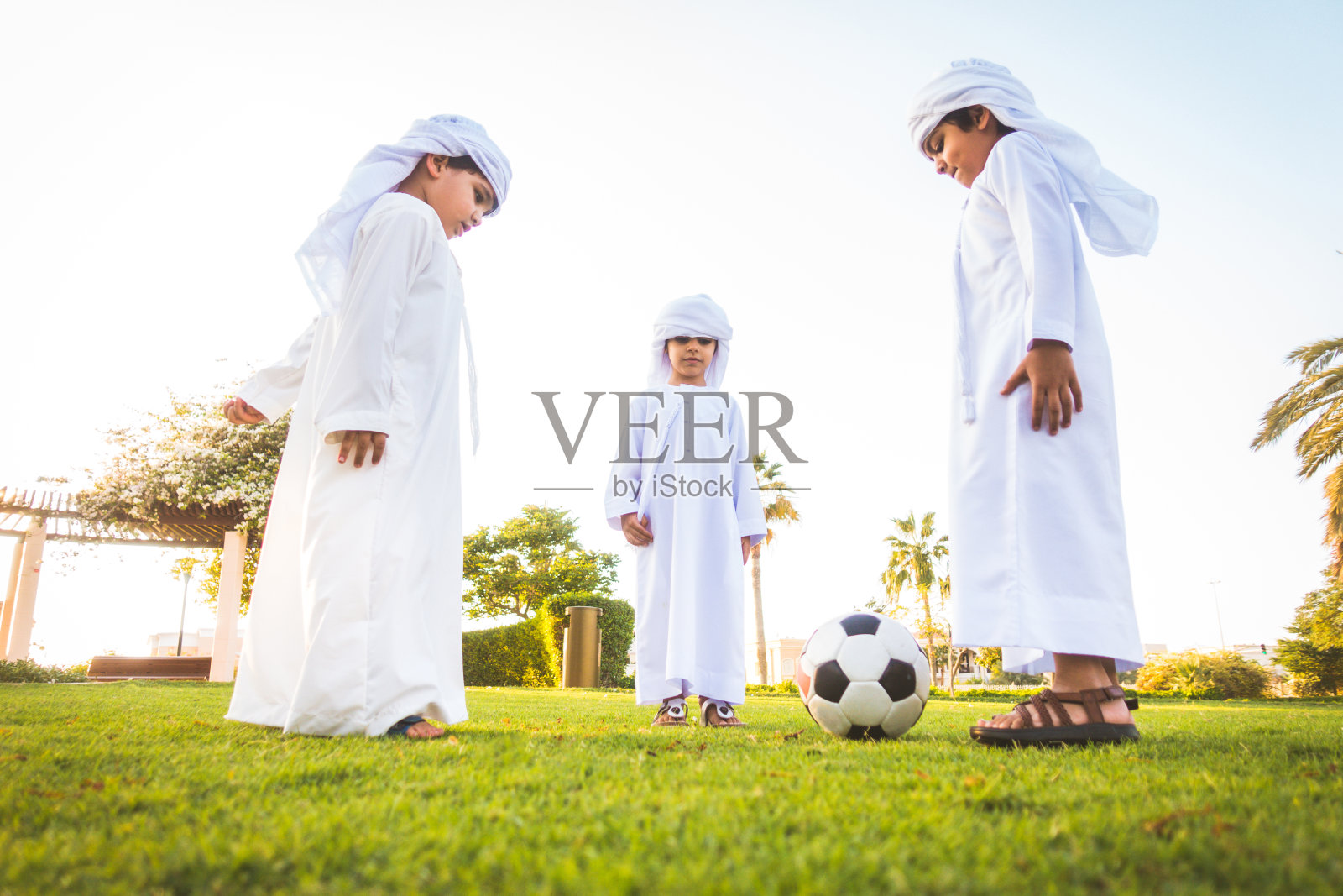 在迪拜公园玩耍的阿拉伯儿童照片摄影图片