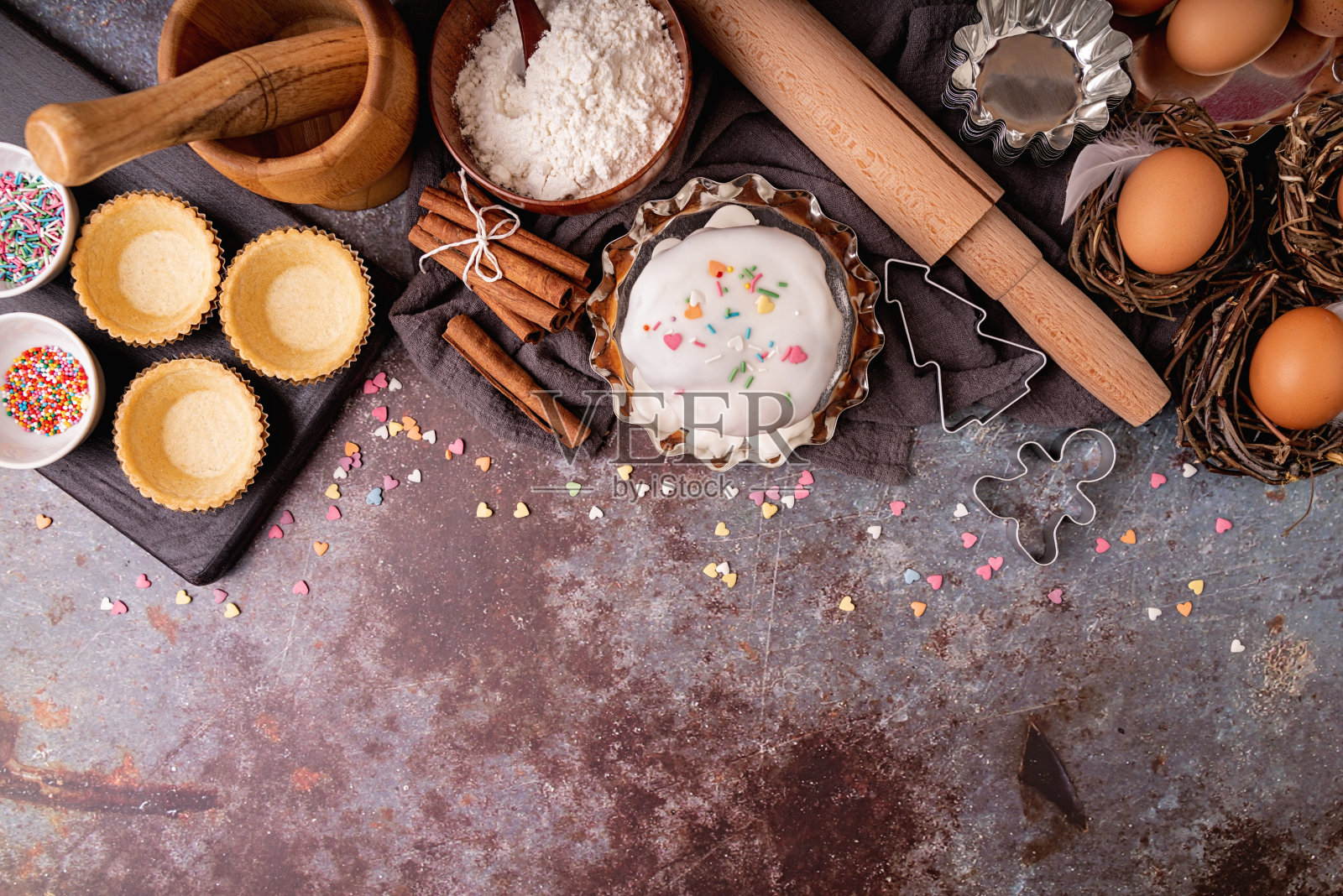烘焙原料为蛋糕俯视图在黑暗粗糙的背景照片摄影图片