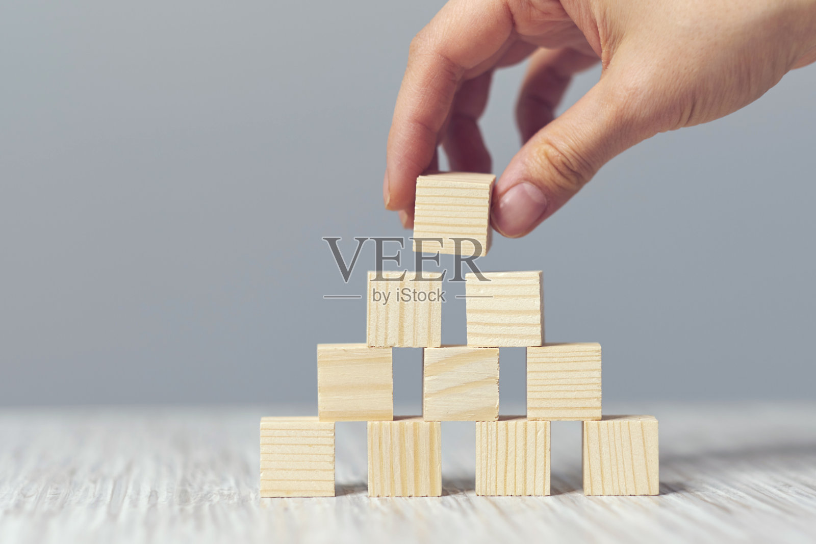 手工排列木方堆垛如阶梯。经营理念成长成功流程以蓝色背景,复制空间。照片摄影图片