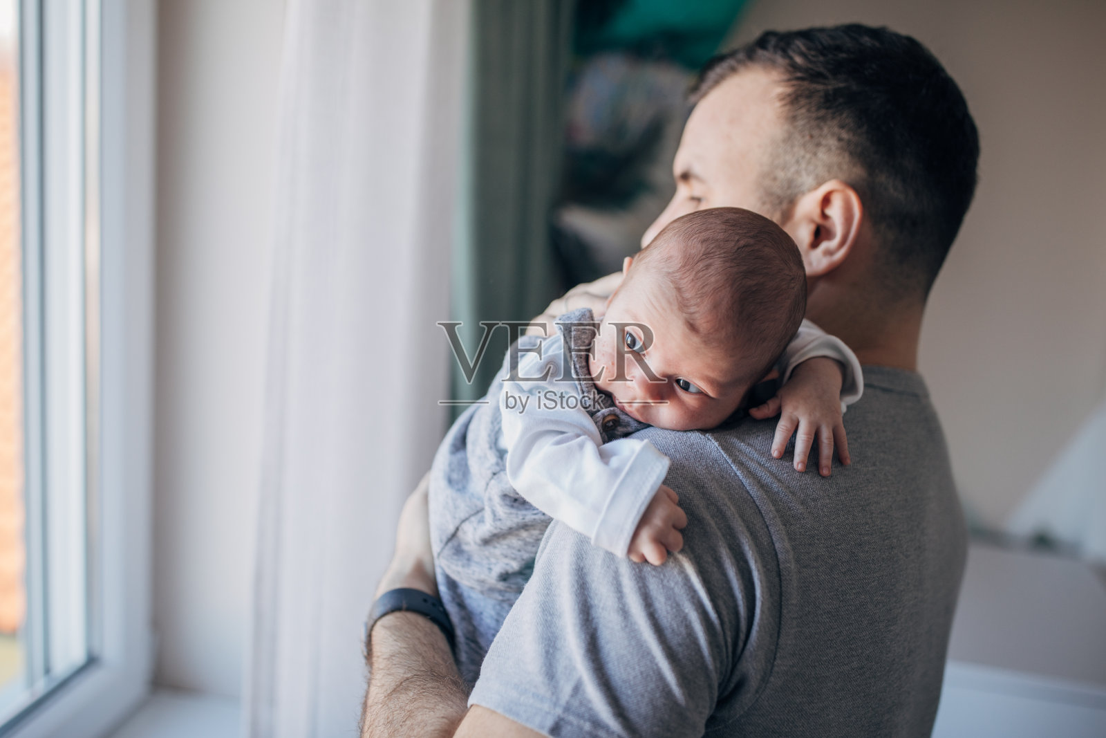 父亲在家中怀抱着男婴照片摄影图片