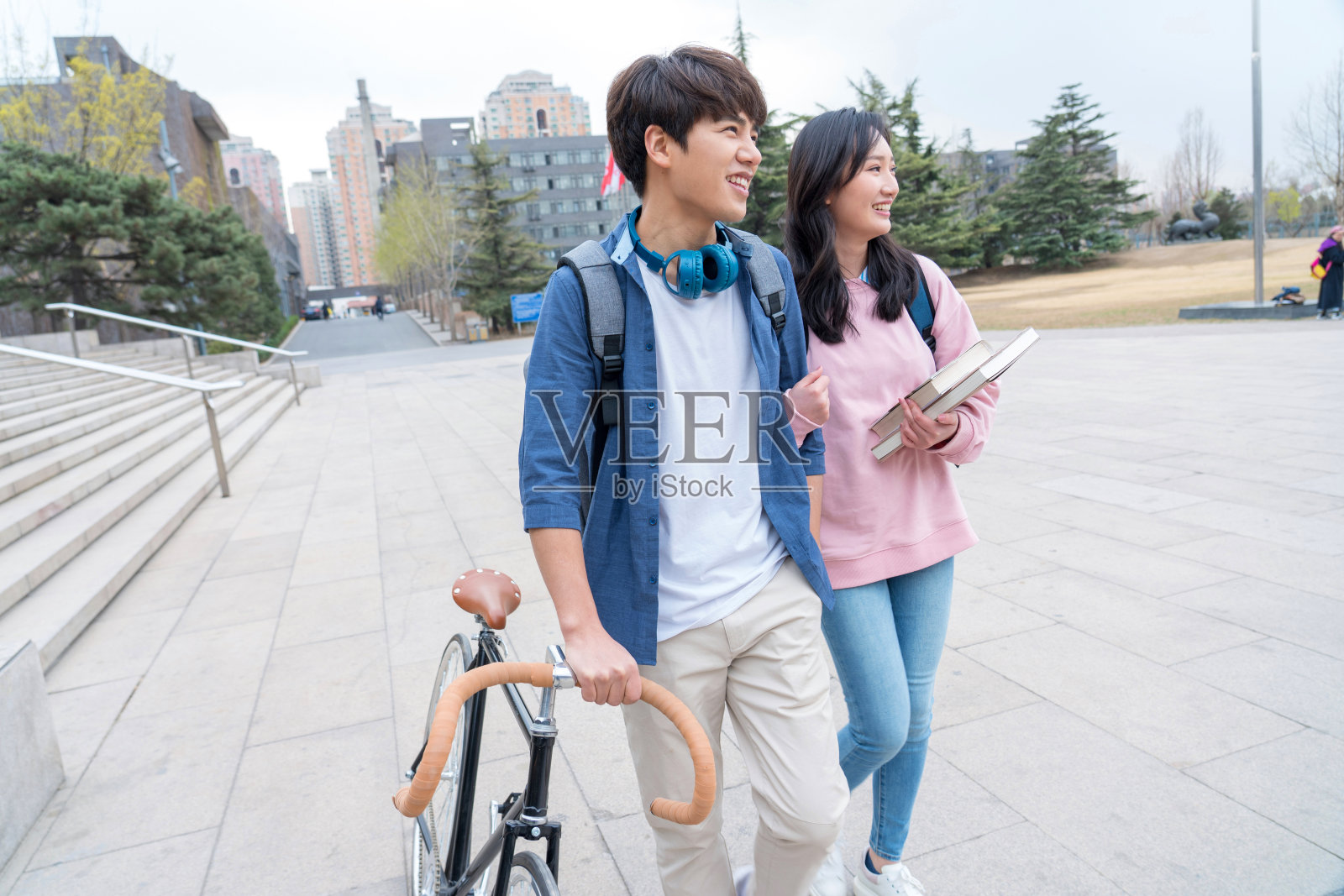 大学生情侣在校园里照片摄影图片