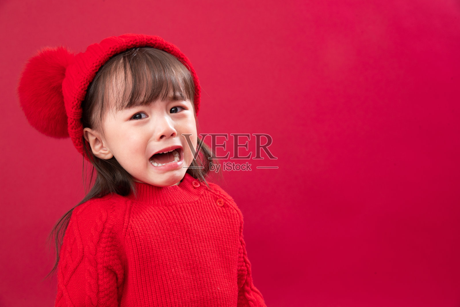 小女孩委屈的大哭照片摄影图片