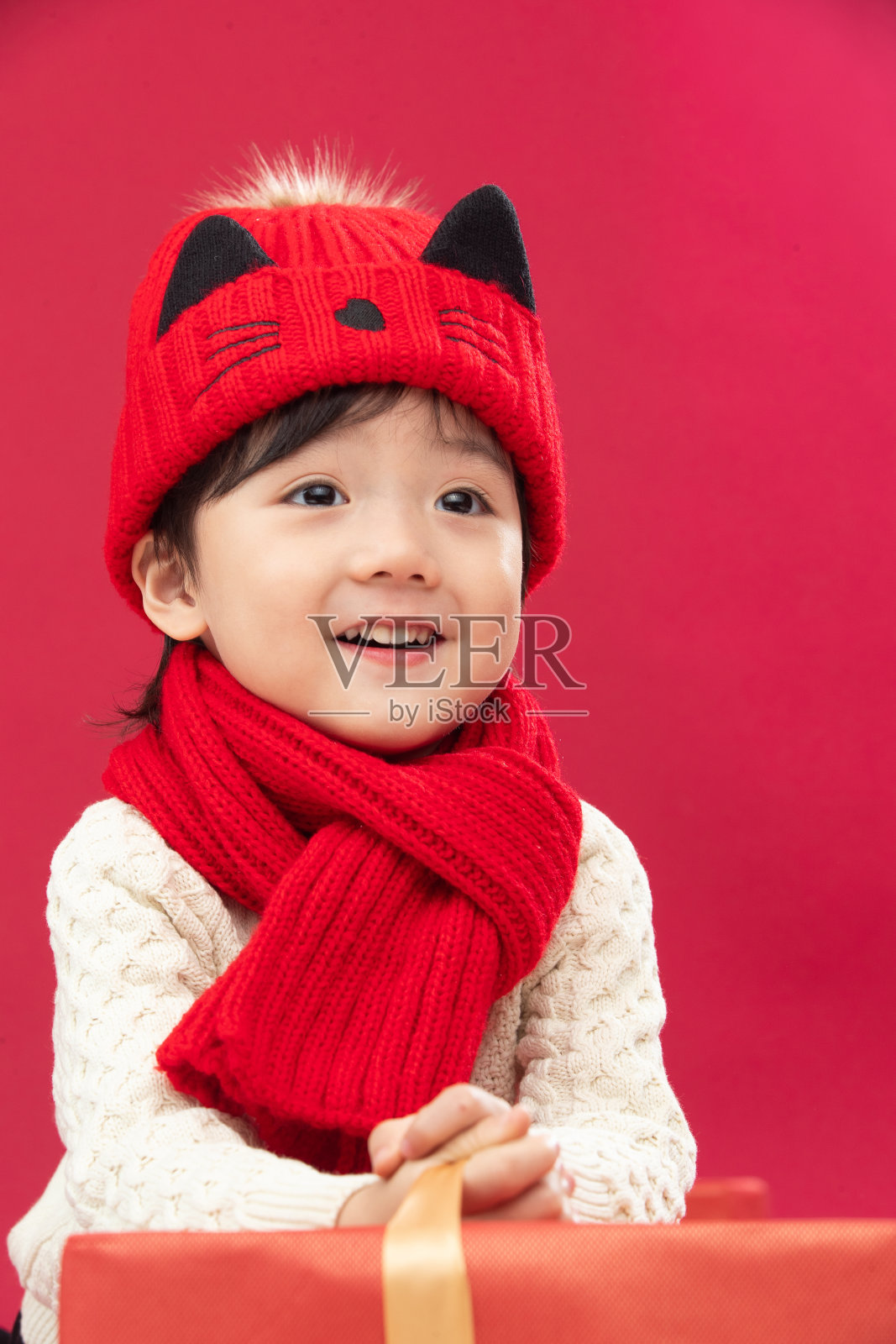 可爱的小男孩趴在新年礼物上照片摄影图片