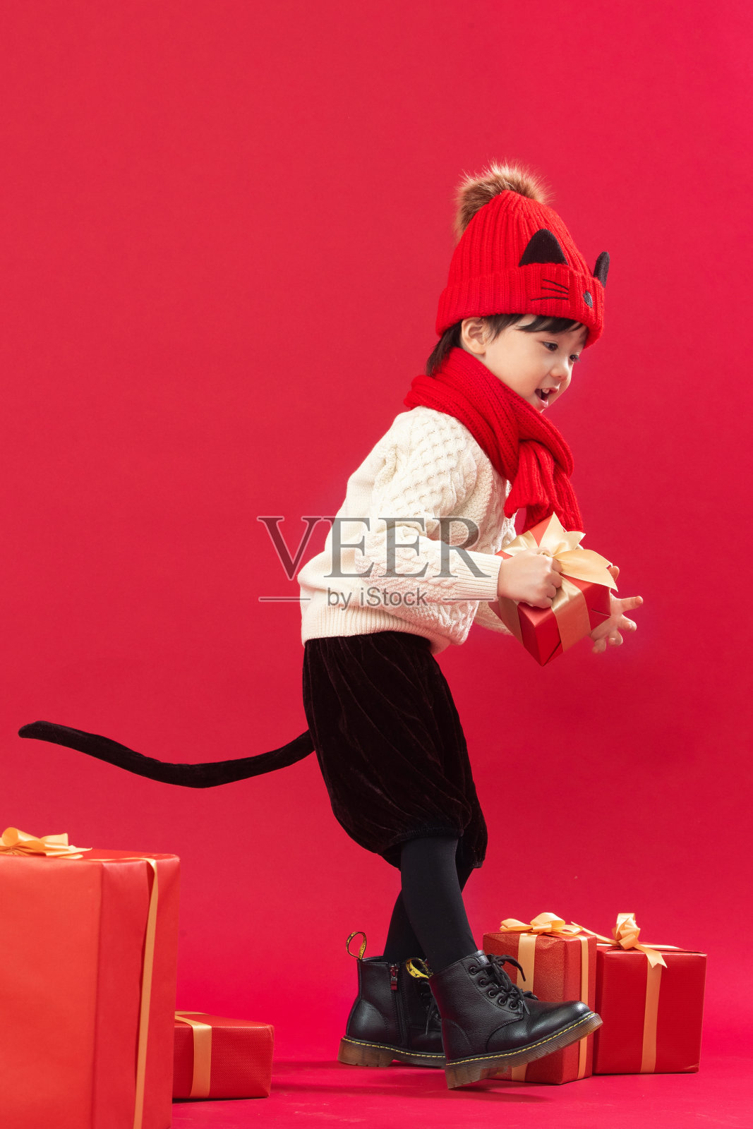 可爱的小男孩拿新年礼物照片摄影图片