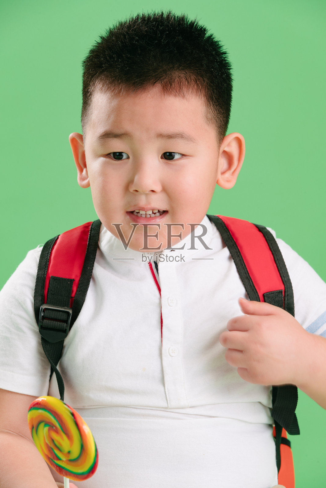 可爱的小男孩拿着棒棒糖照片摄影图片