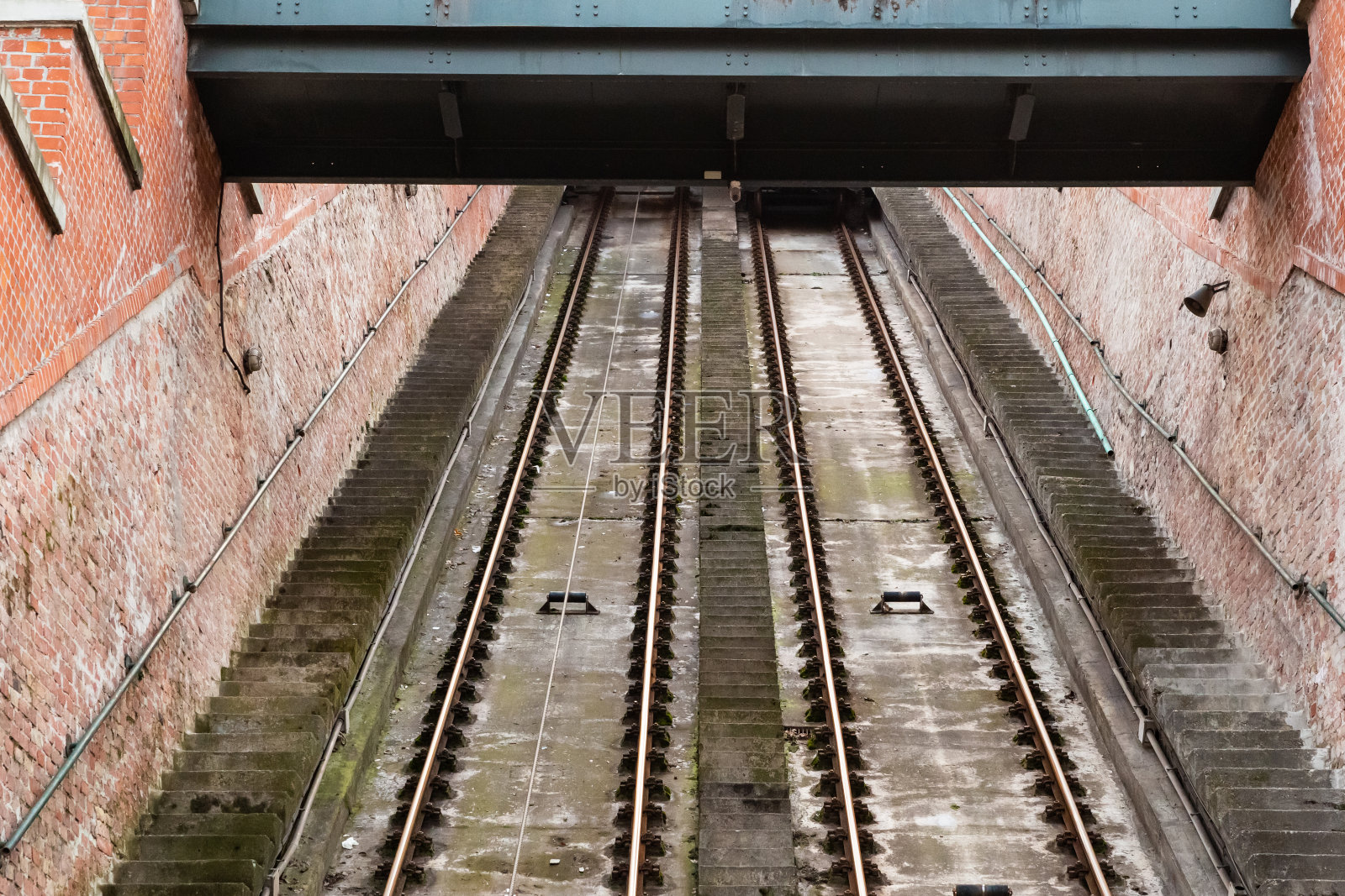 铁路、铁索道是通往山区的一条垂直公路,是传统的城市交通工具照片摄影图片