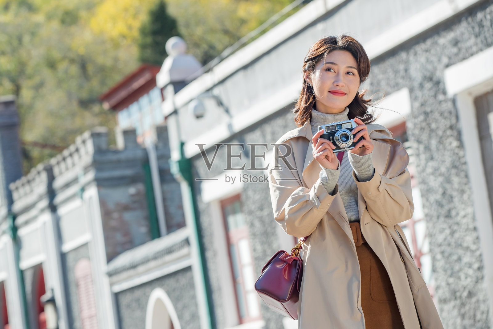 旅行的青年女人拿着照相机照片摄影图片