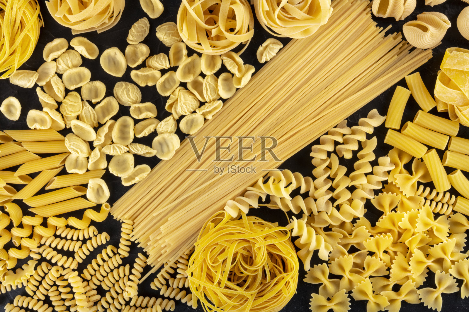 意大利面食种类繁多,各种面食的平面,从上往下拍照片摄影图片