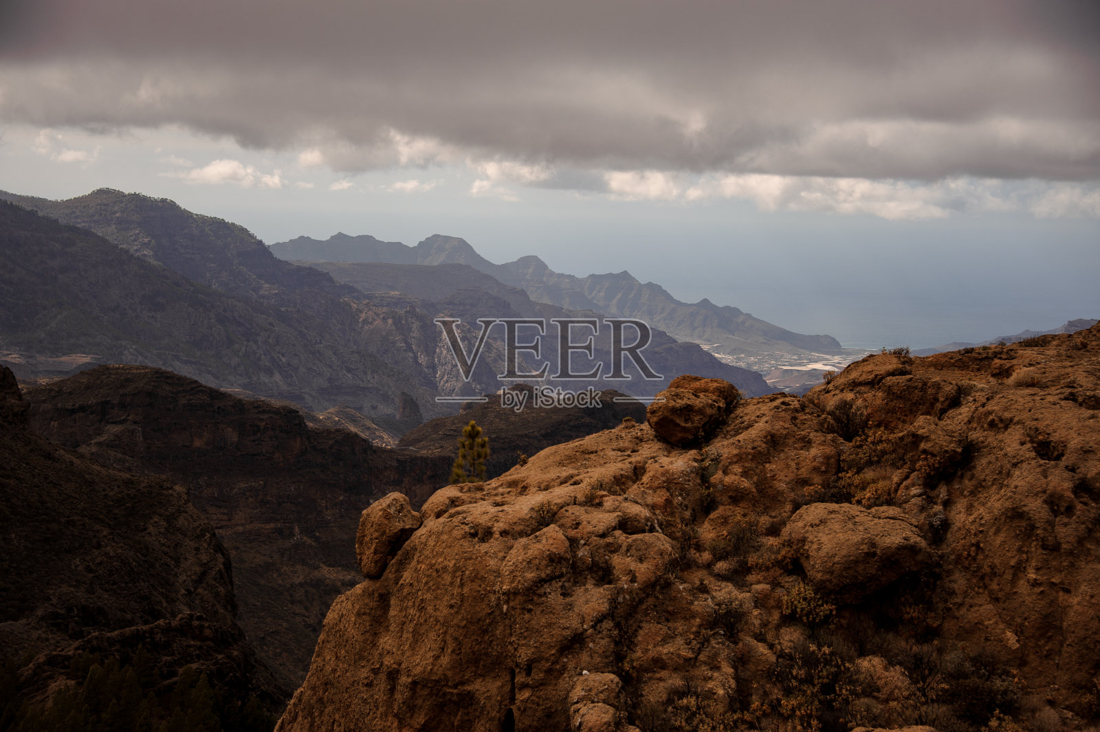 阴天里的阴山照片摄影图片