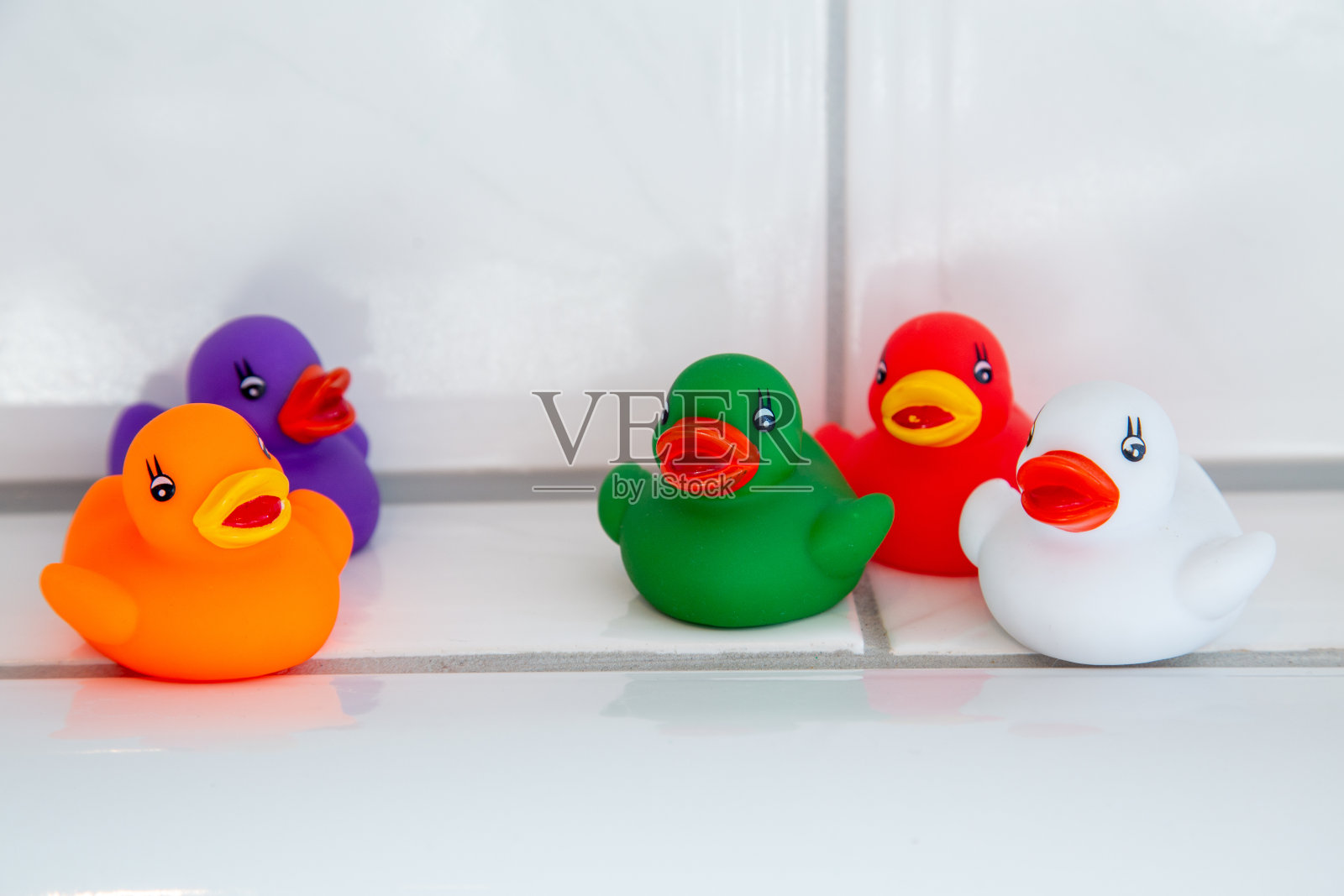 浴室里五颜六色的橡皮鸭照片摄影图片