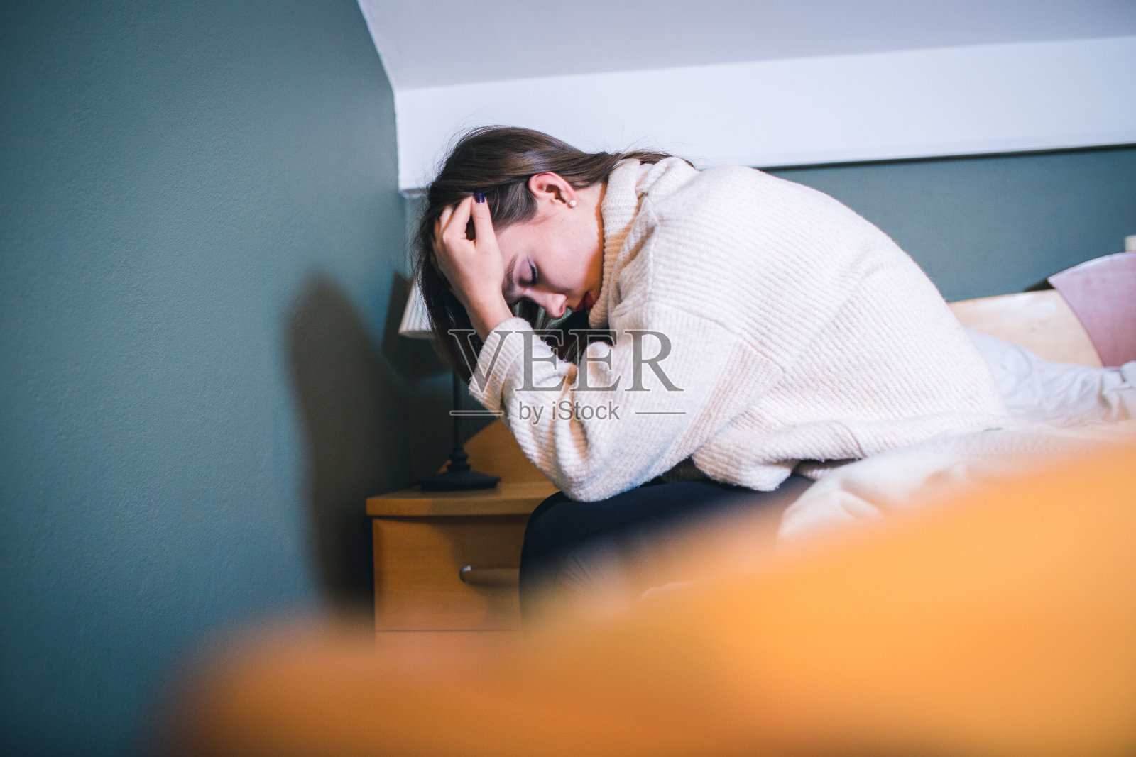 床上沮丧的女人肖像照片摄影图片