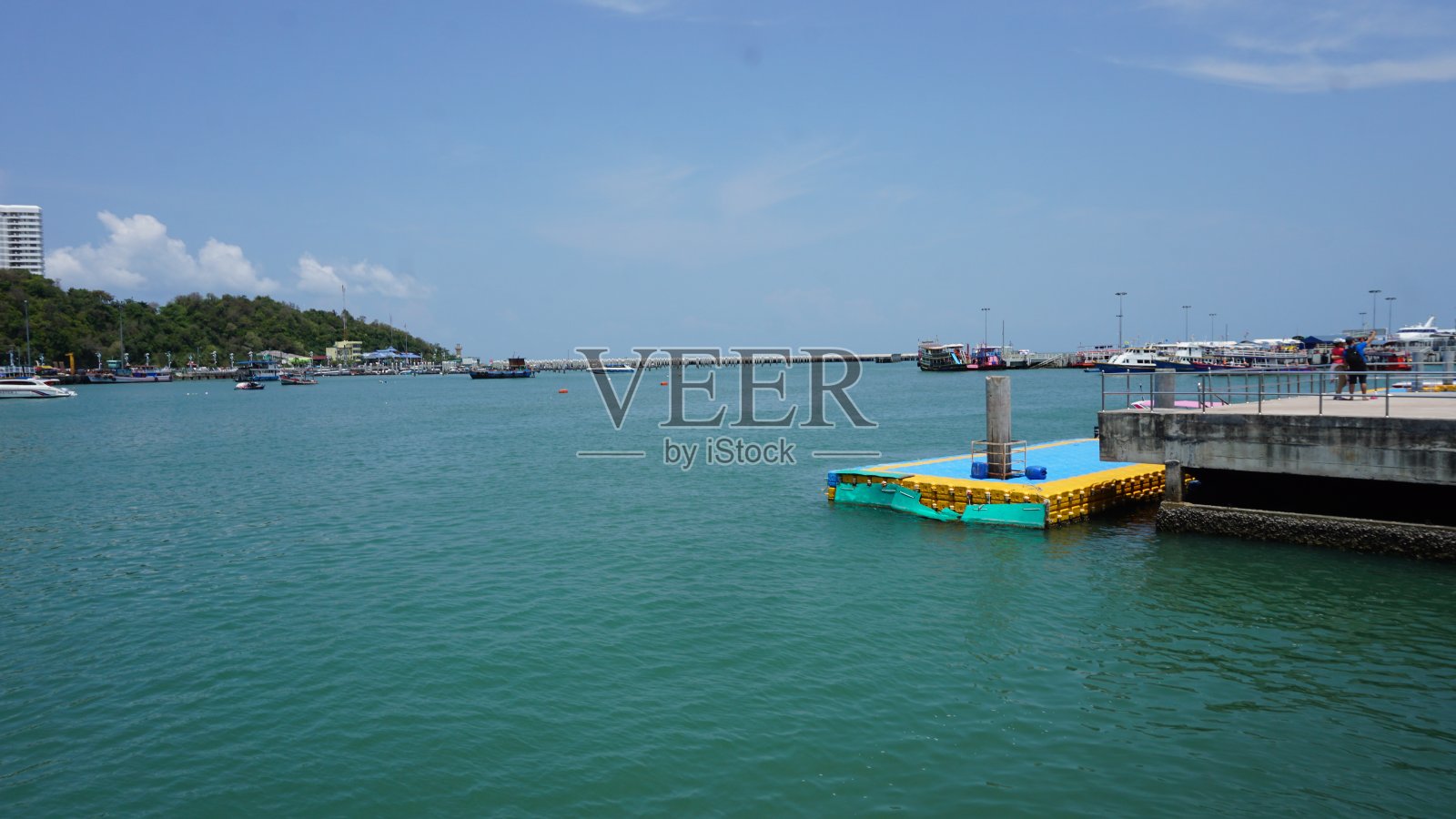 海滩上等待船只的桥梁照片摄影图片