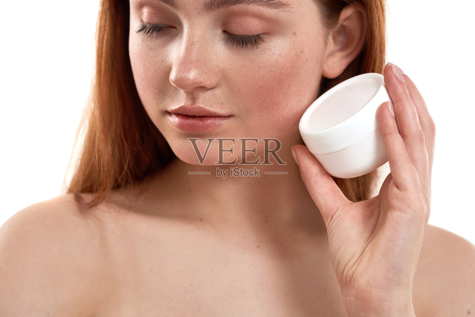 年轻红发雀斑女孩展示化妆品照片摄影图片