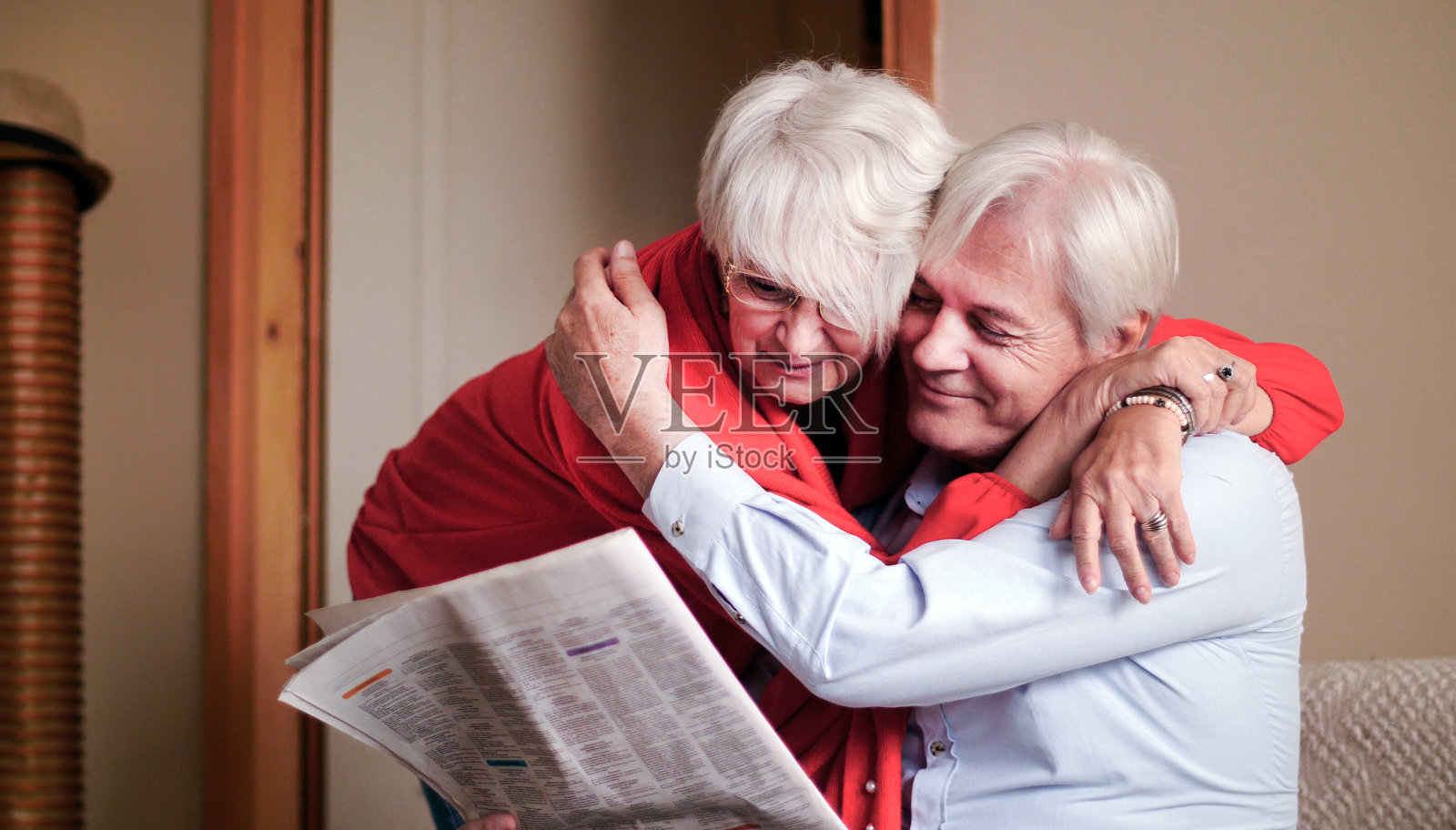 丈夫和妻子在客厅看报纸照片摄影图片