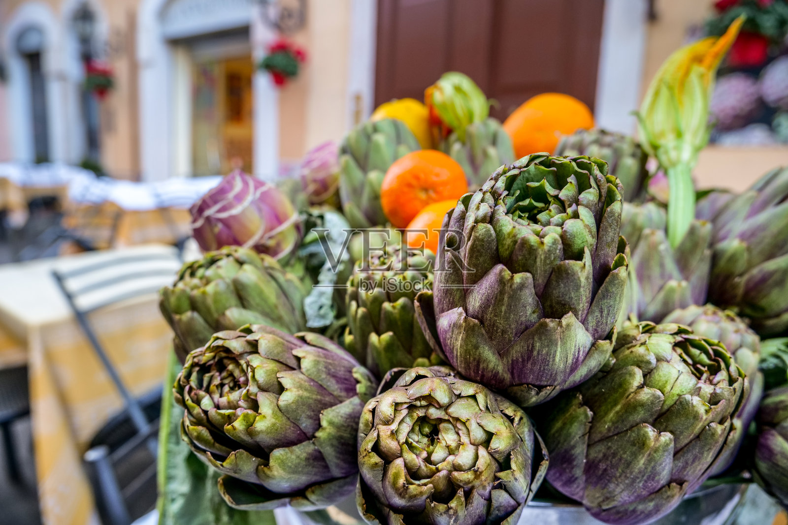 典型的犹太罗马洋蓟马上就要煮了照片摄影图片