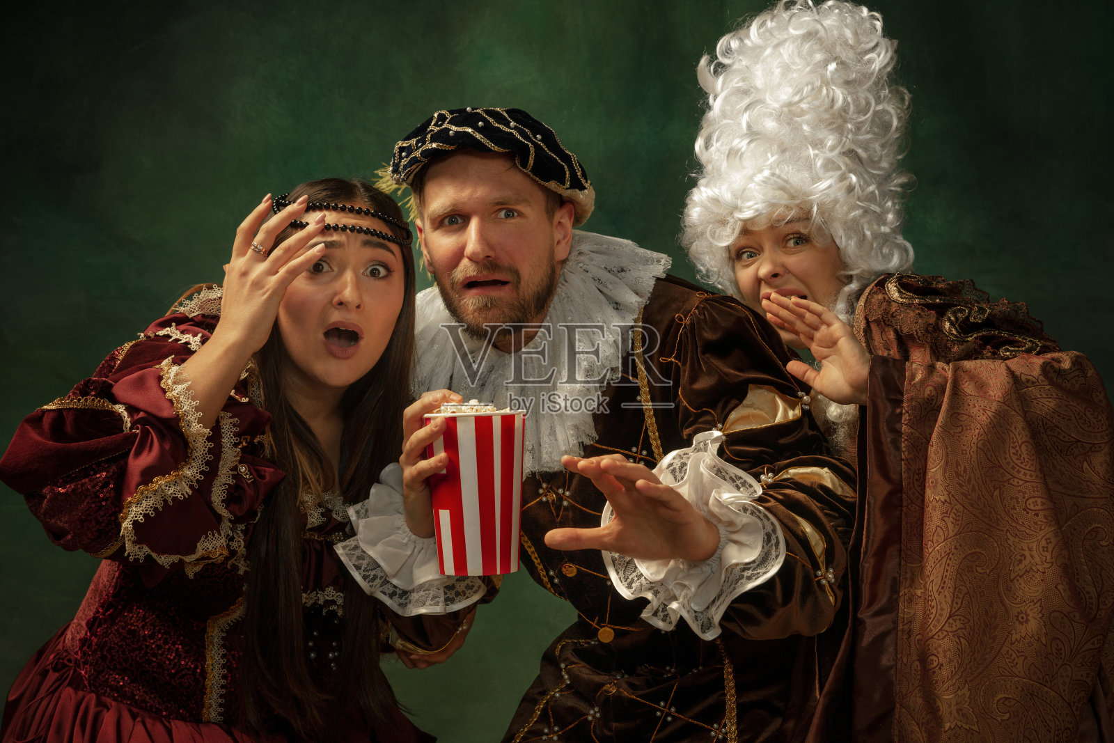 穿着复古服装的中世纪青年男女照片摄影图片