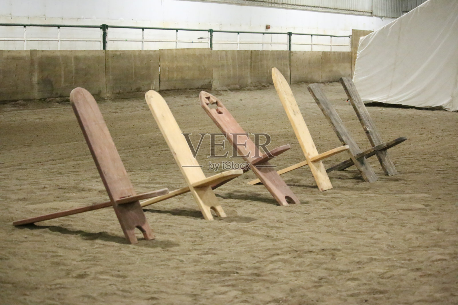 室内并排摆放着六把空木椅照片摄影图片