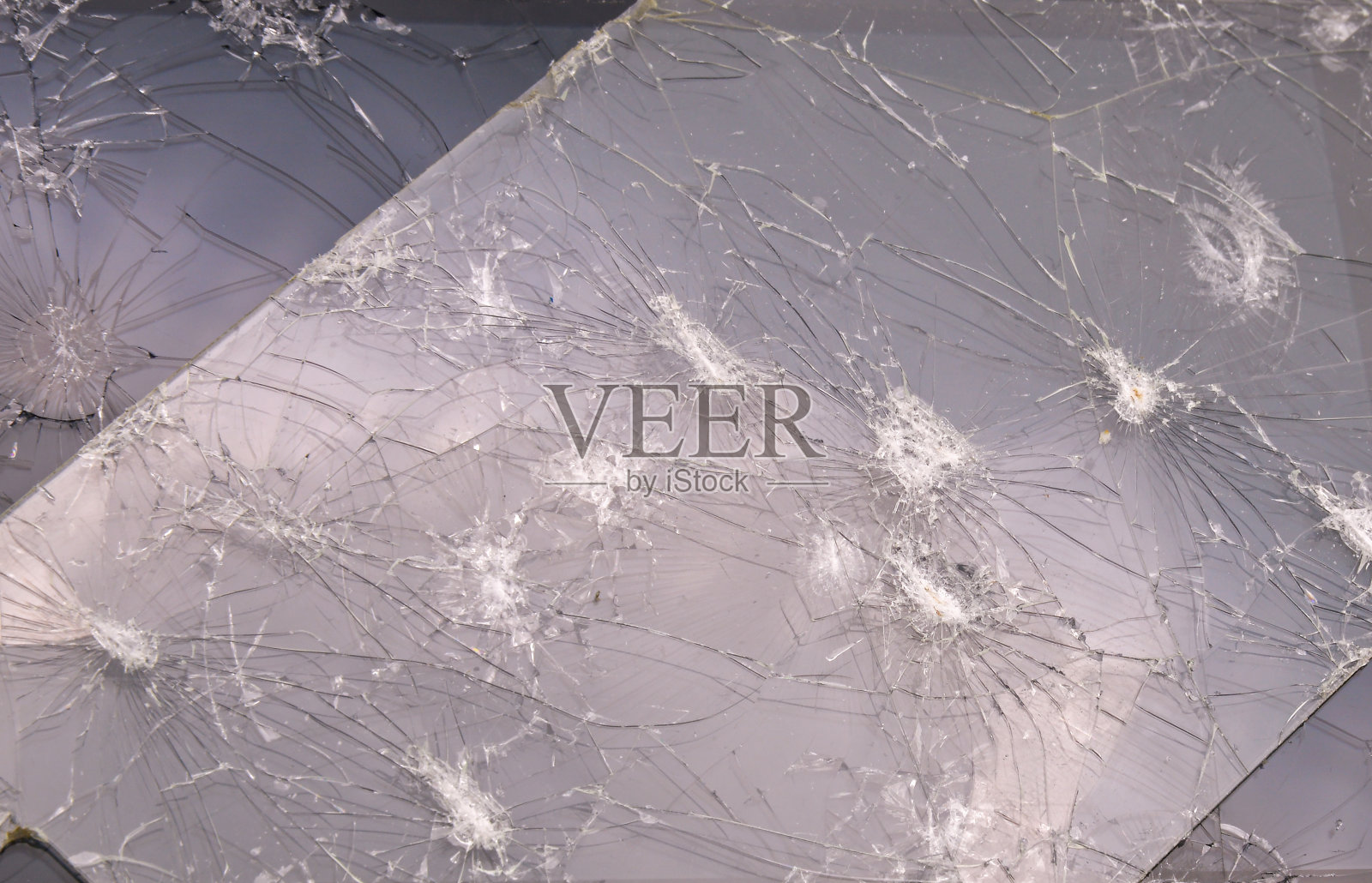 破碎的手机孤立在白色背景下照片摄影图片