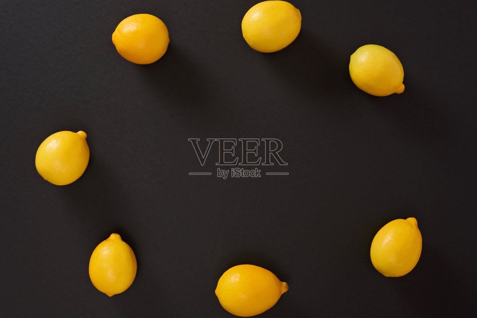 高角度的柠檬黄色背景。新鲜的夏季水果黑色。照片摄影图片