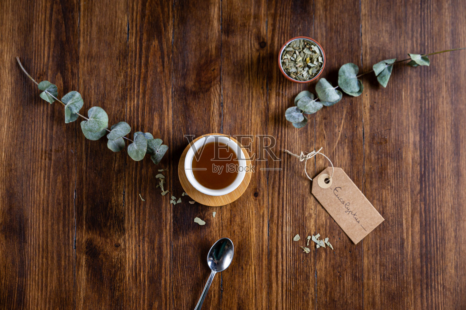 用汤匙浸泡桉树,俯视图照片摄影图片