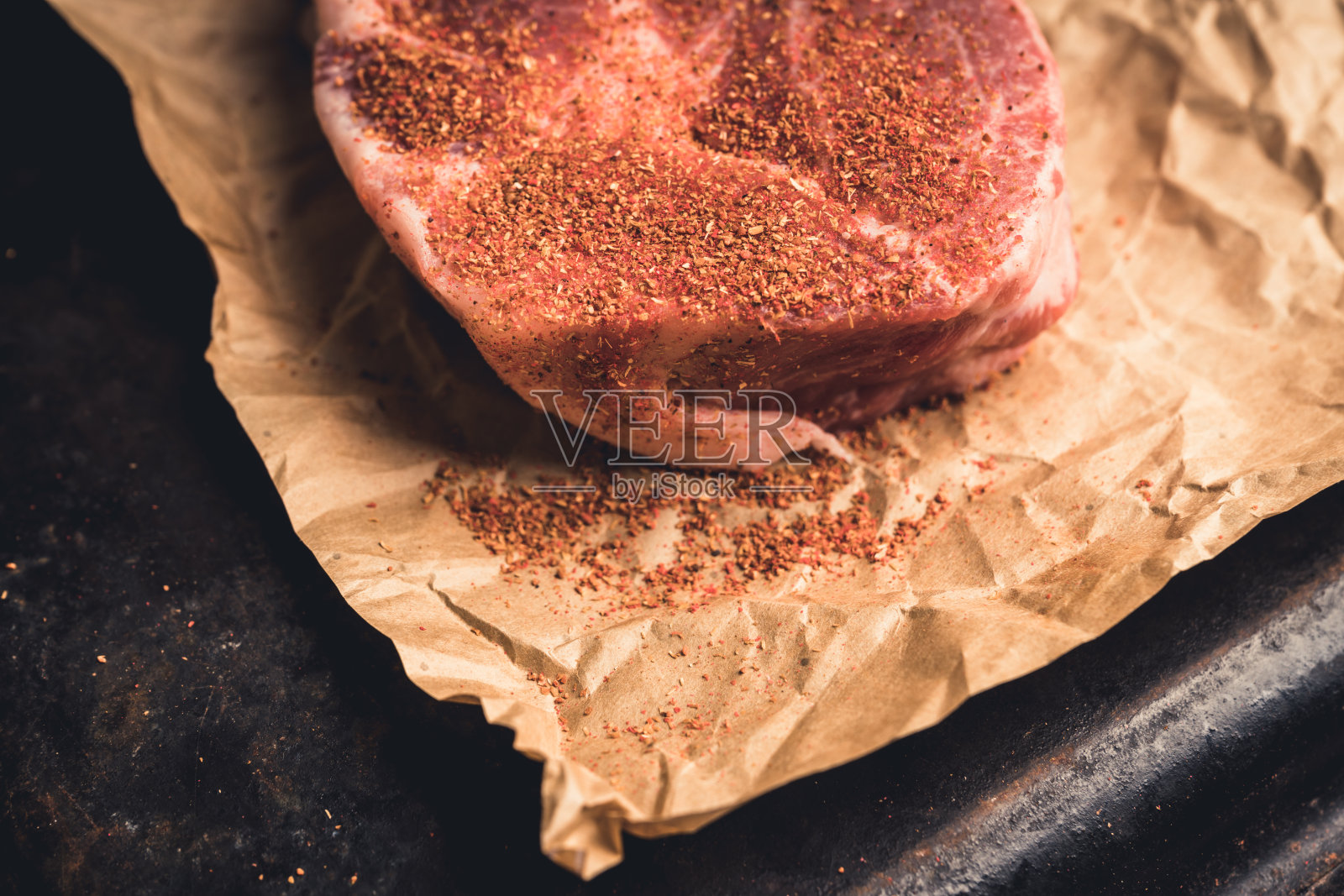 新鲜生肉与香料(乡村背景)照片摄影图片