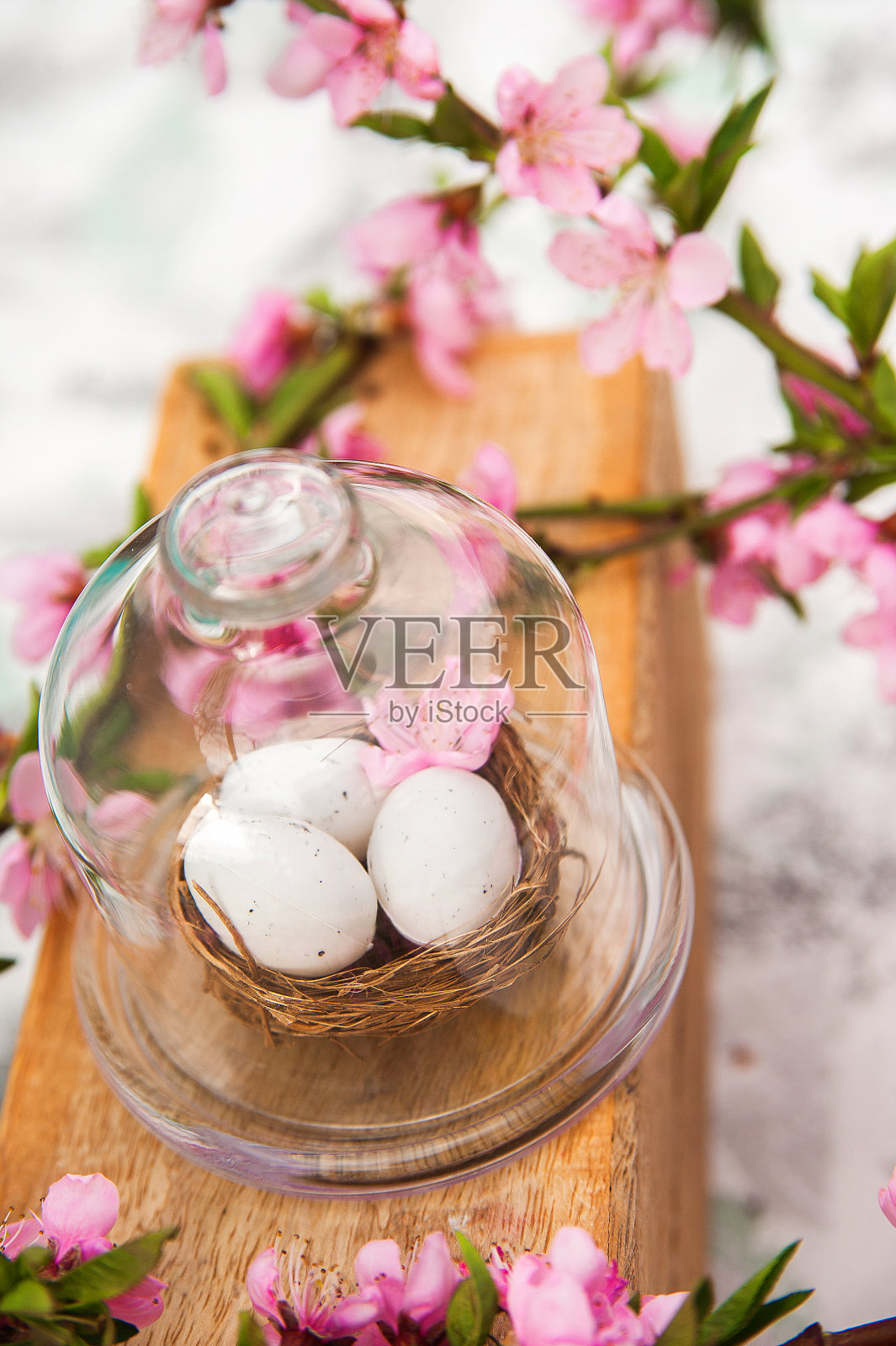 diy巢中的鹌鹑蛋。流行颜色的复活节卡片。复活节快乐的概念与蛋和花枝。春天,复活节,彩蛋特写和拷贝空间。照片摄影图片