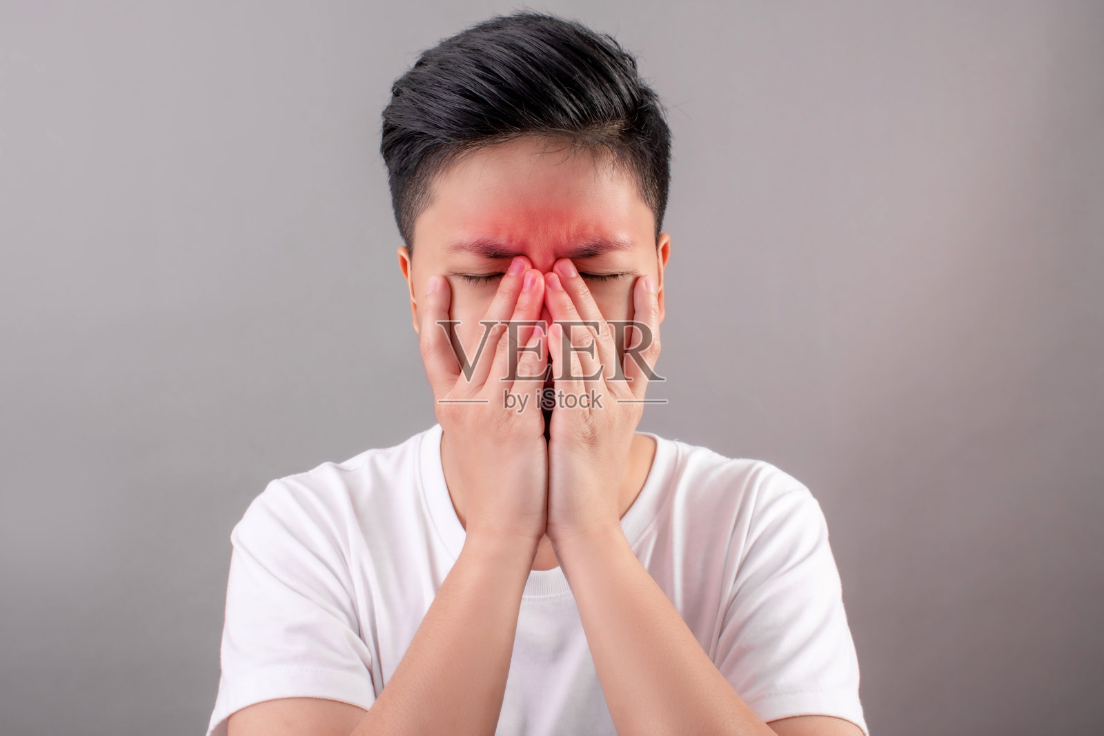 年轻的亚洲人患有偏头痛或眼睛疼痛照片摄影图片