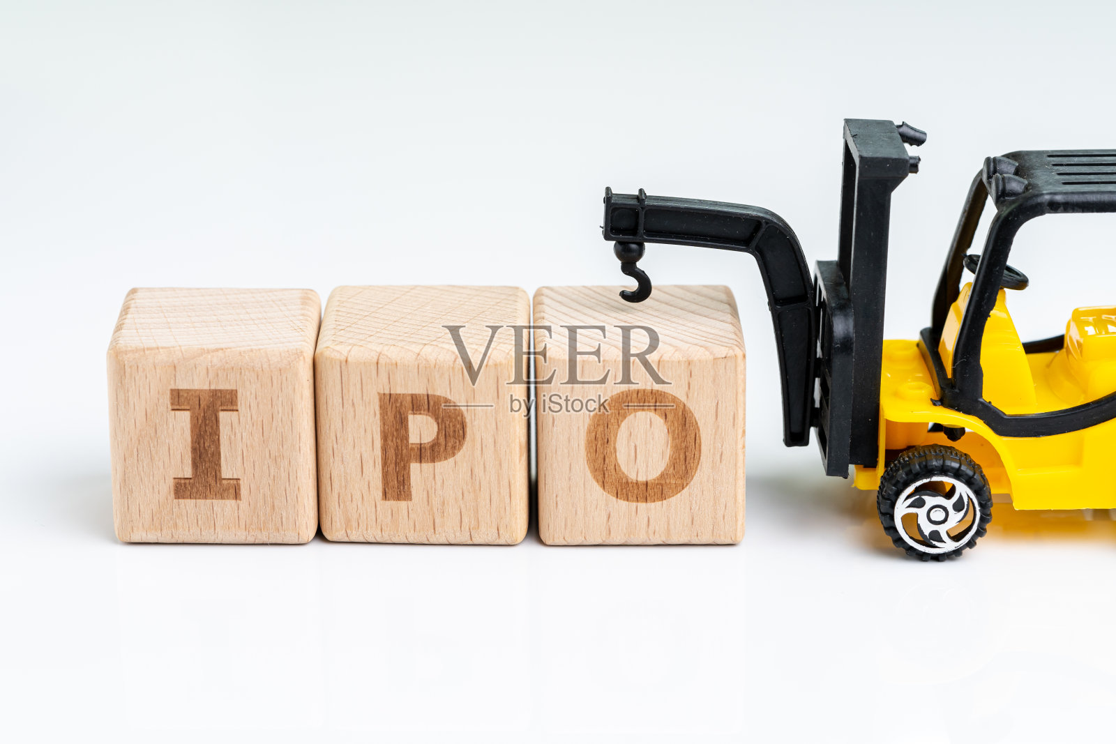 首次公开募股(IPO),公司在股市上市,白色背景下的字母积木与叉车吊车照片摄影图片